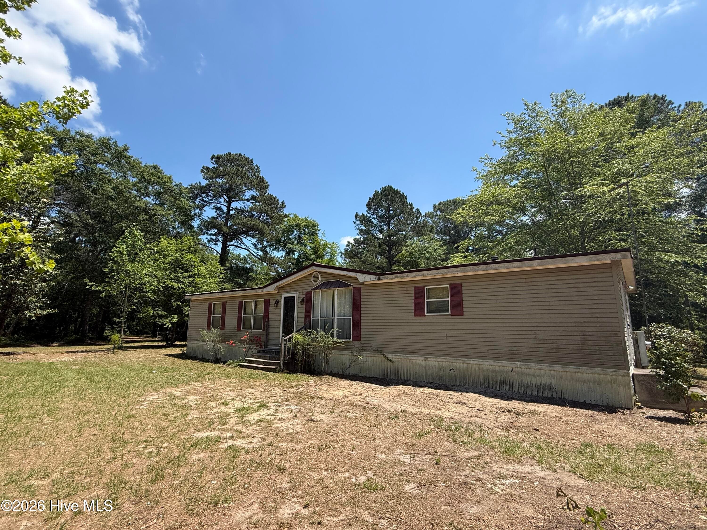 Manufactured Home at 9534 Us Highway 701 Highway, Elizabethtown, NC 28337, photo 2 of 19