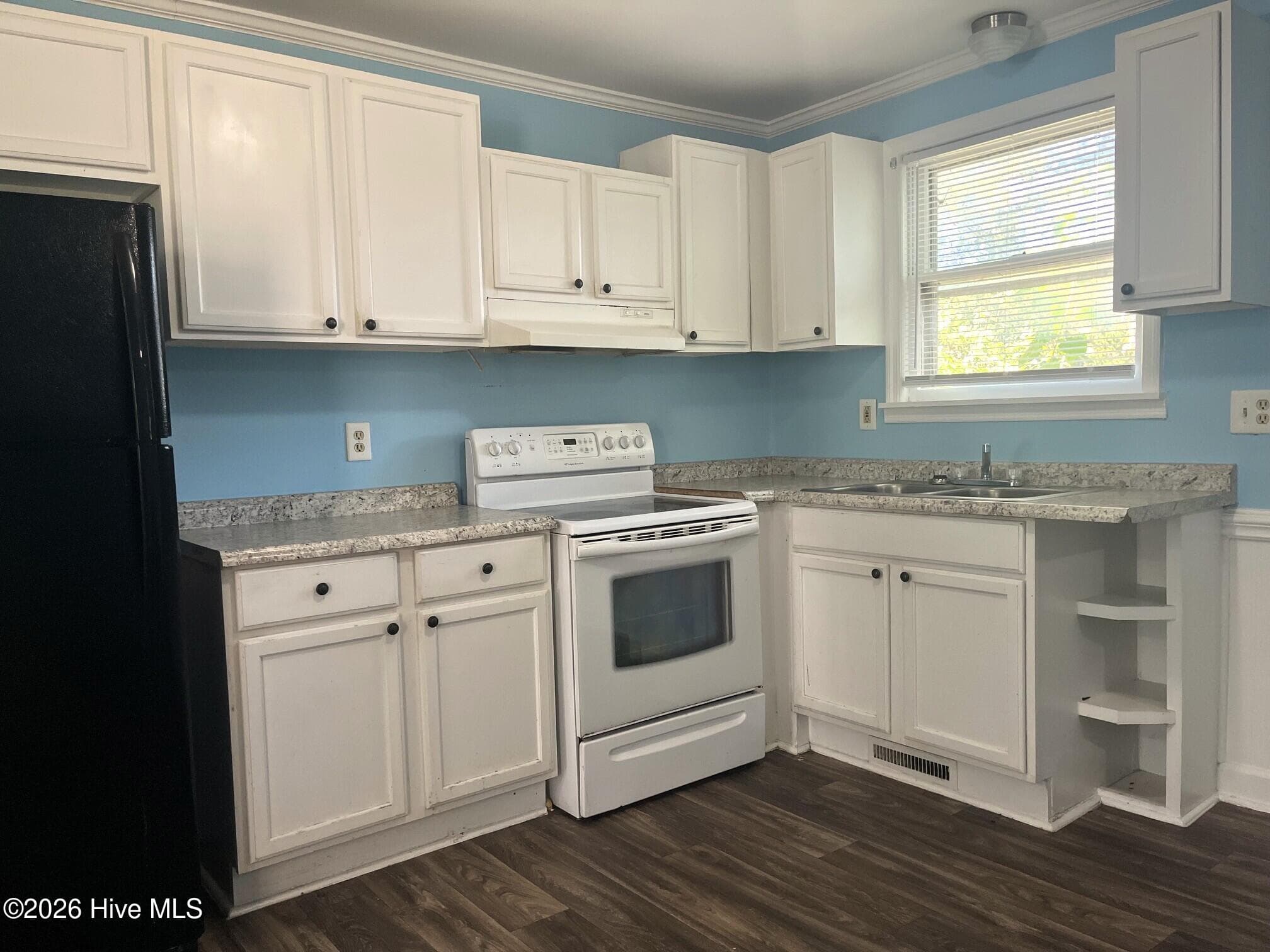 Single Family Residence at 125 W South Street, Kinston, NC 28501, photo 6 of 11