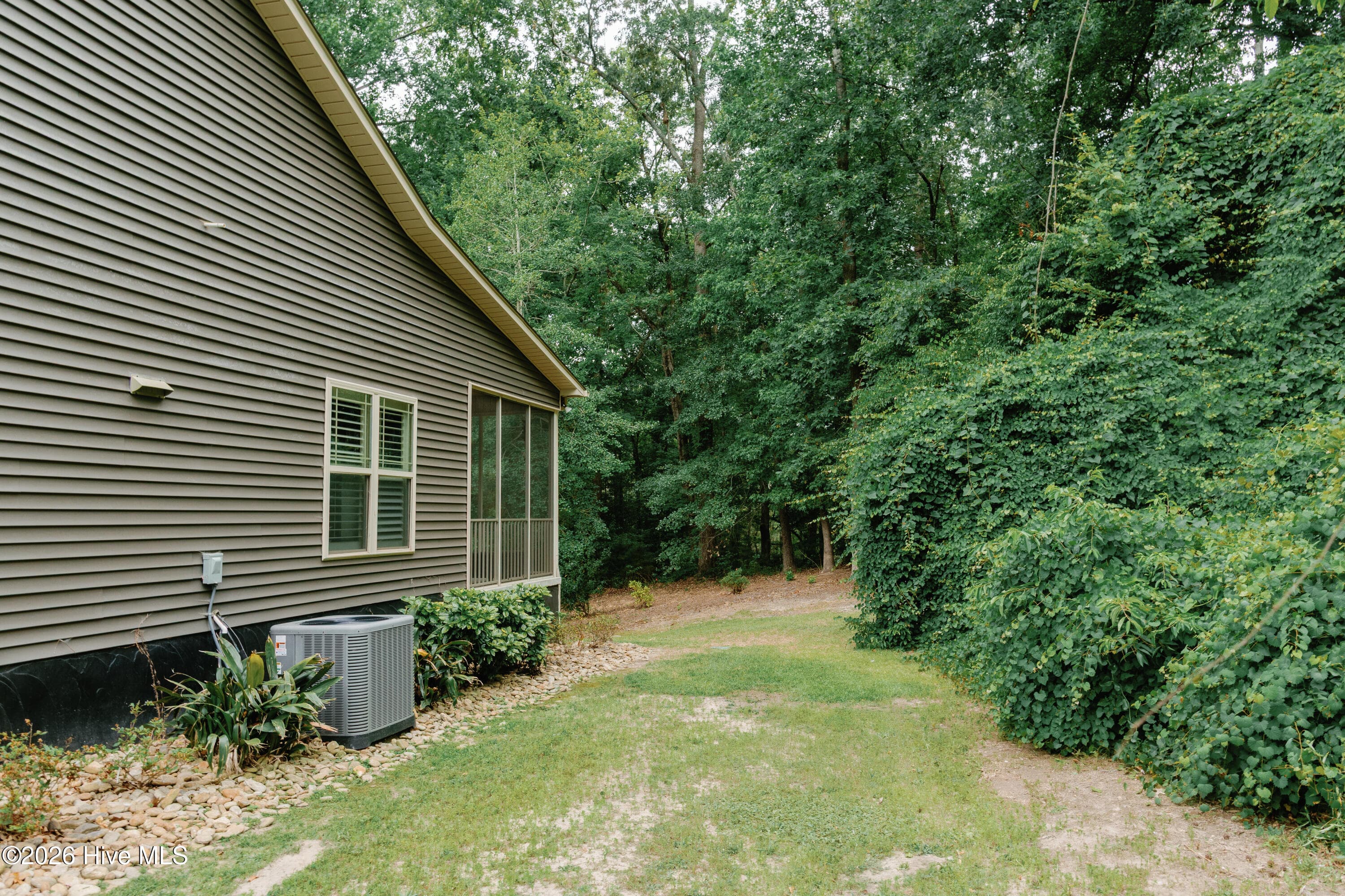 Single Family Residence at 377 Victoria Drive, Chocowinity, NC 27817, photo 2 of 2
