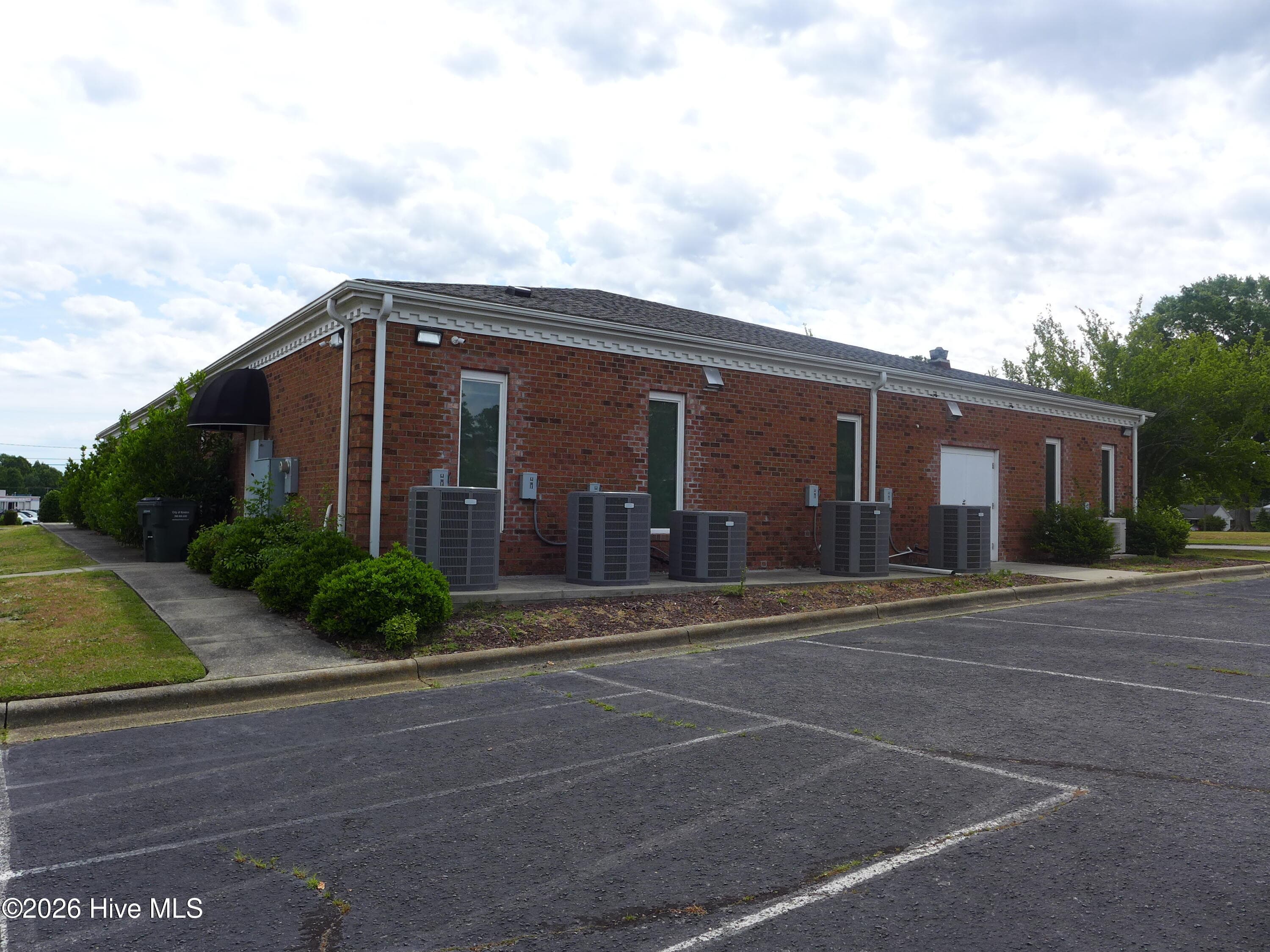 Commercial Sale at 2100 Presbyterian Lane, Kinston, NC 28501, photo 3 of 11