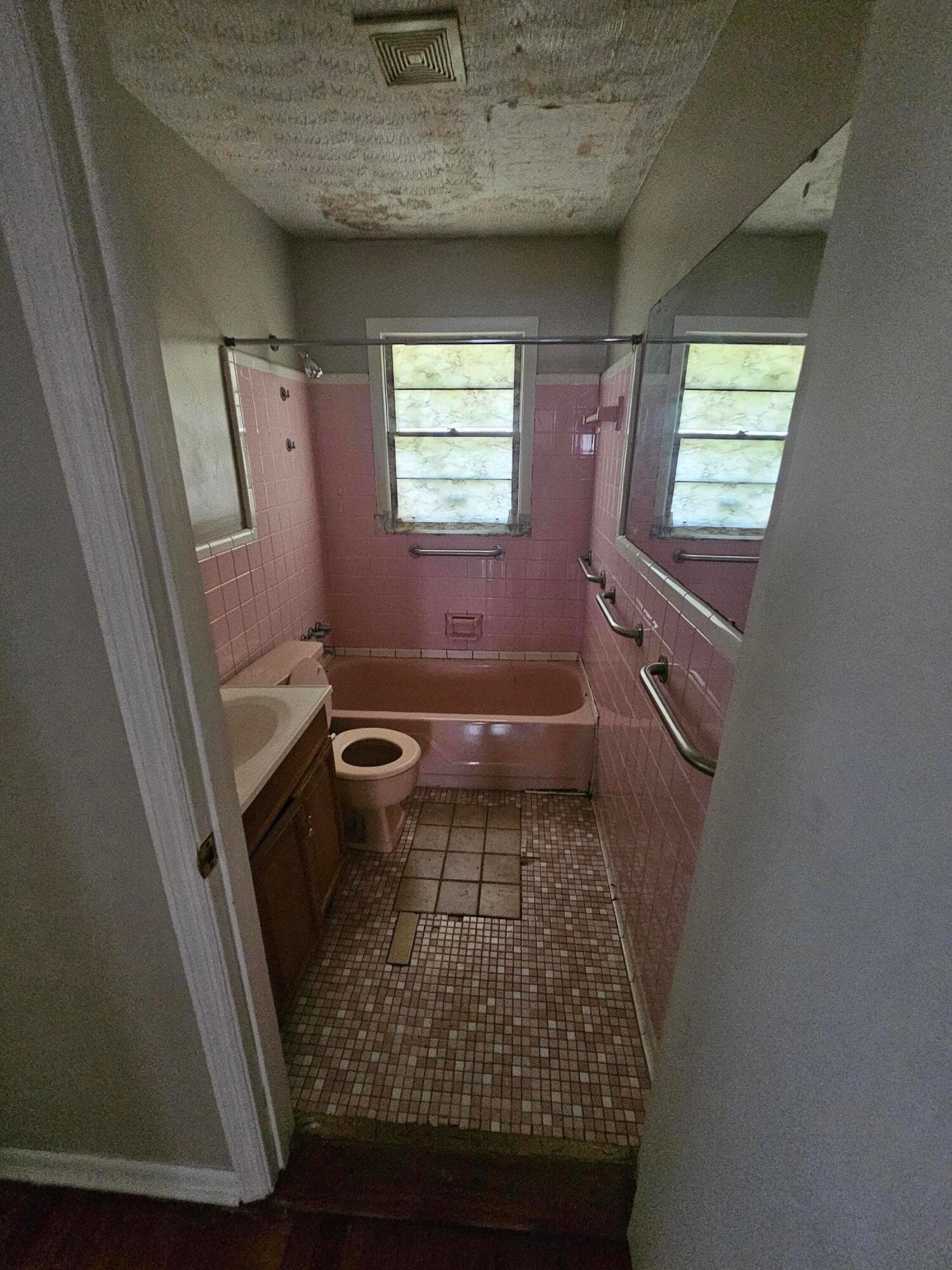 1 Full Bathroom with tub/shower - 264 Japonica Avenue, Augusta, GA 30901