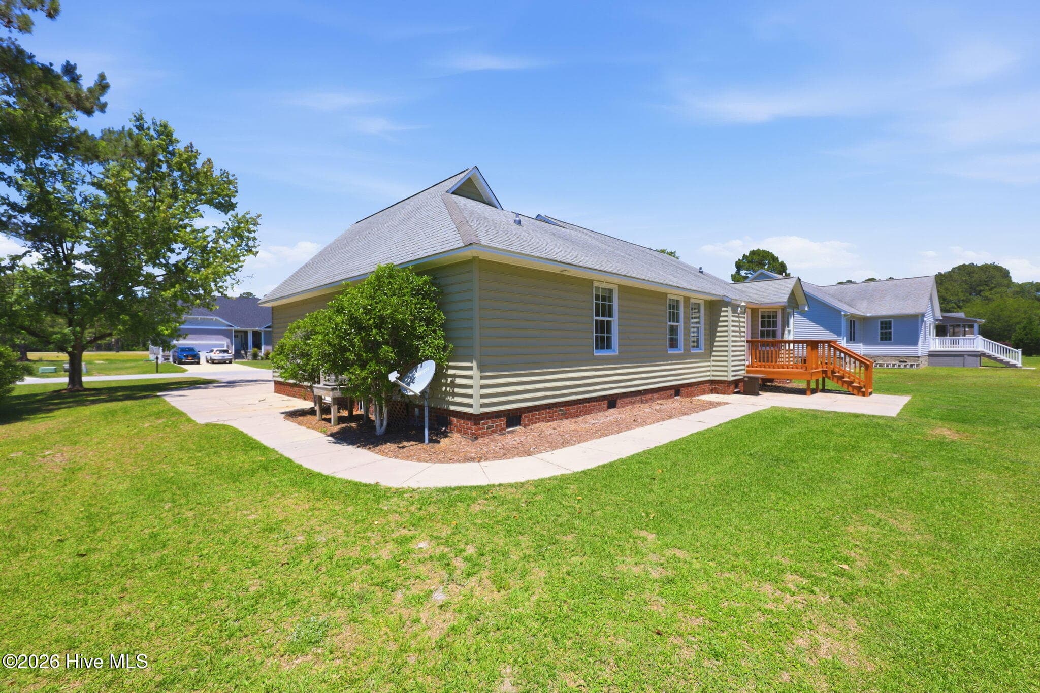 Single Family Residence at 1129 Coral Reef Drive, New Bern, NC 28560, photo 10 of 68