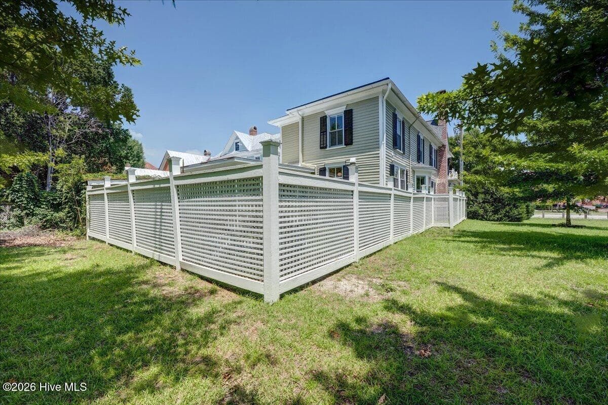 photo of the back fence - 405 Hancock Street, New Bern, NC 28560