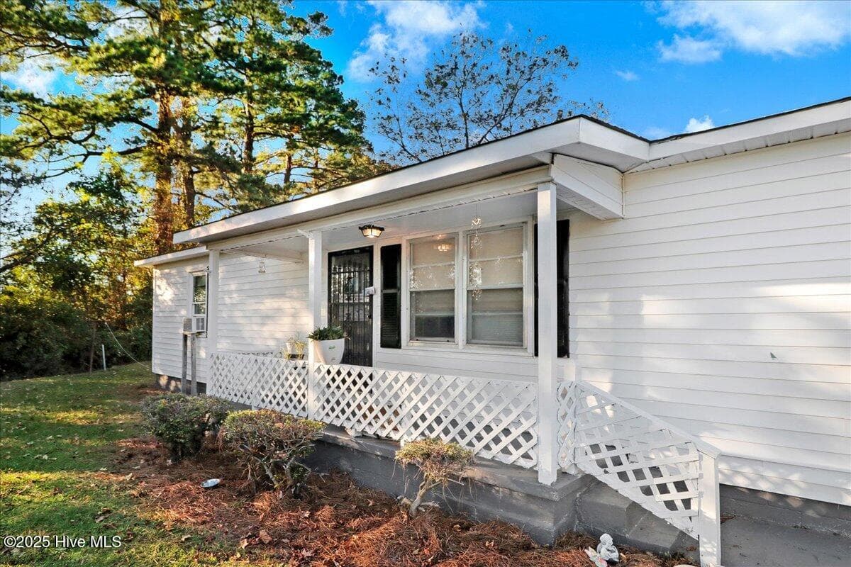 Single Family Residence at 270 Orange Street, Kinston, NC 28504, photo 8 of 32
