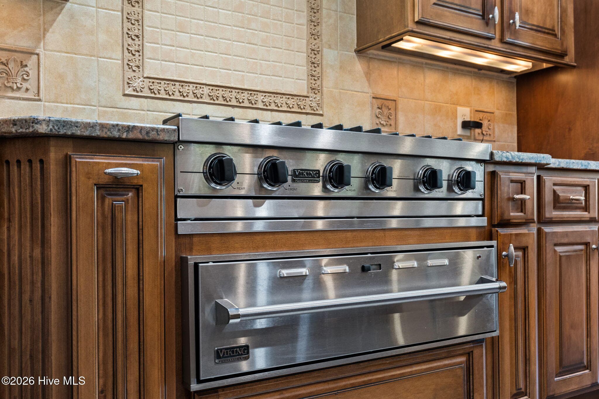 Viking gas cooktop and warming drawer - 3858 Ridge Crest Drive, Southport, NC 28461