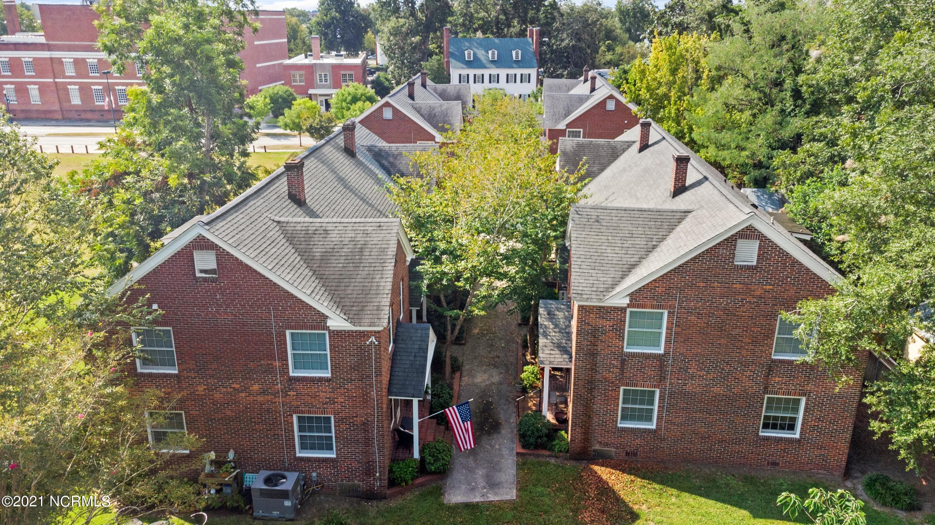 Apartment at 514 Broad Street, New Bern, NC 28560, photo 2 of 18