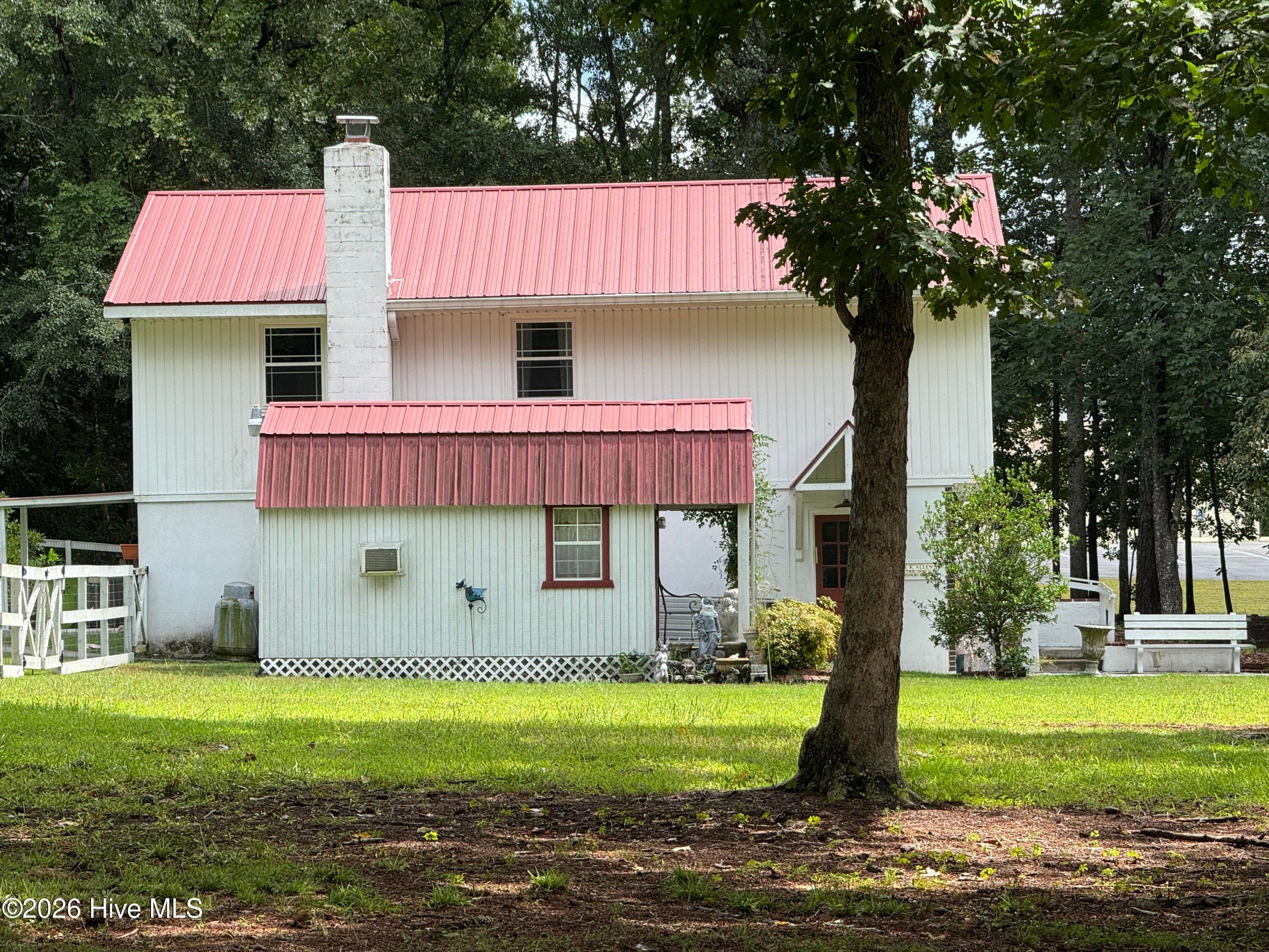 I had to take this photo. It shows he 'She Shed' beside the parent building.. the home. Adorable? - 118 Oakwood Drive, Havelock, NC 28532