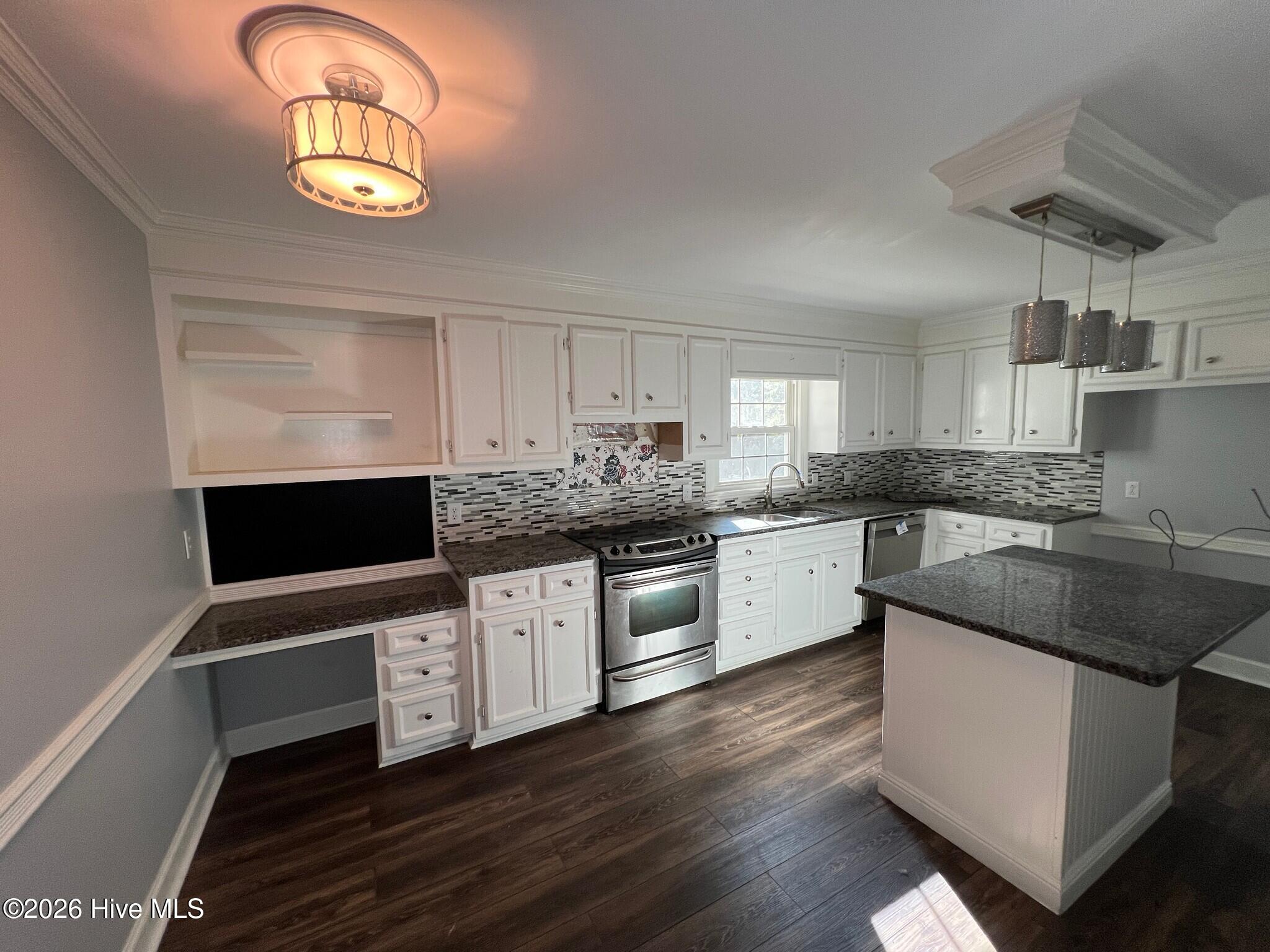 Single Family Residence at 214 E Raintree Lane, Goldsboro, NC 27534, photo 3 of 24