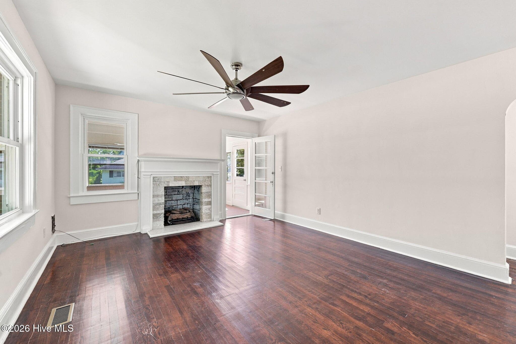 Single Family Residence at 301 W 15th Street, Washington, NC 27889, photo 4 of 31
