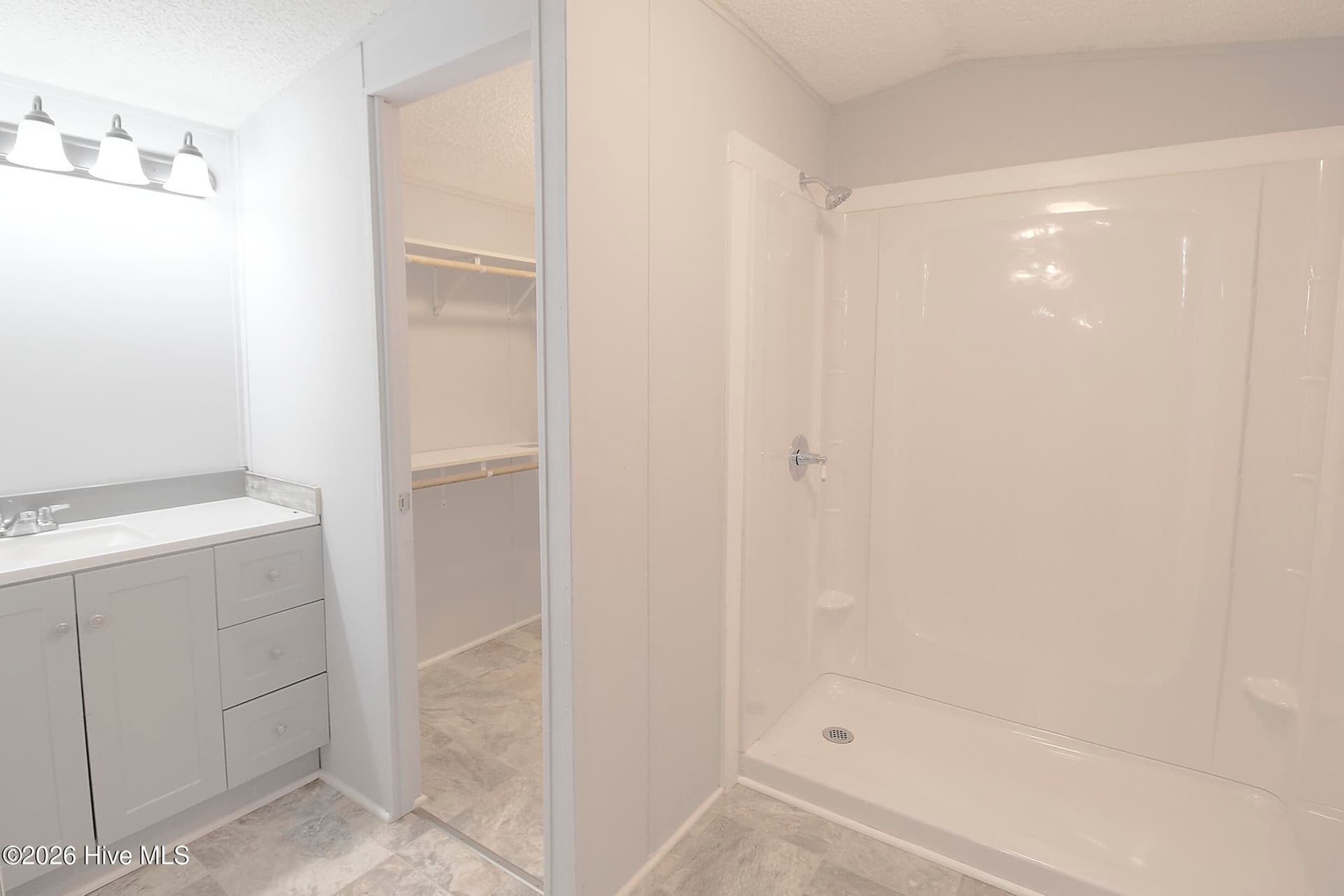 Manufactured Home at 2937 Indian Street SW, Supply, NC 28462, photo 10 of 14