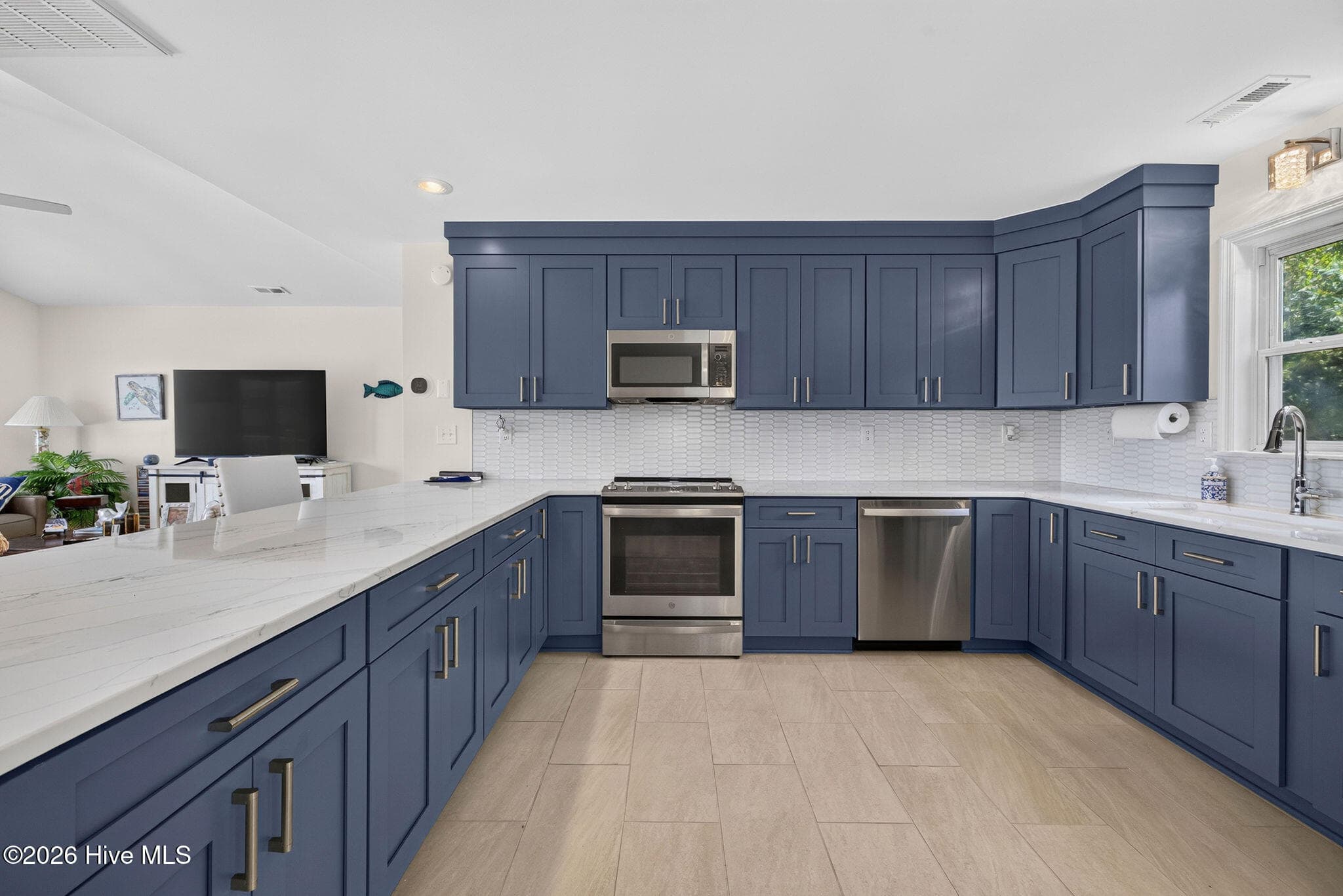 Single Family Residence at 21 S Oak Drive, Surf City, NC 28445, photo 34 of 46