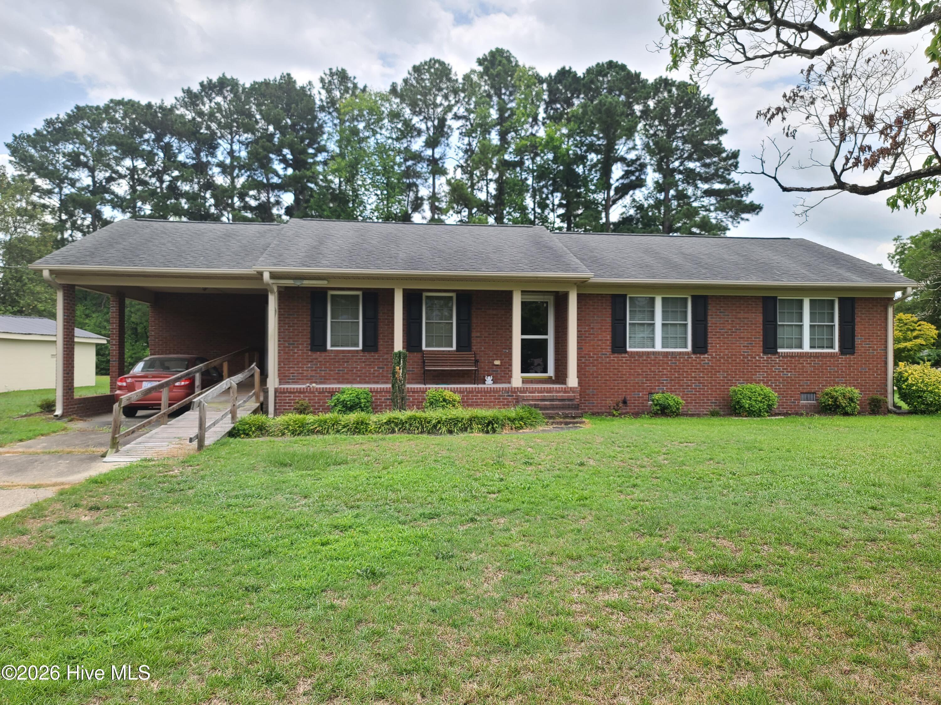 Single Family Residence at 569 Central Avenue, Kinston, NC 28504, photo 2 of 27