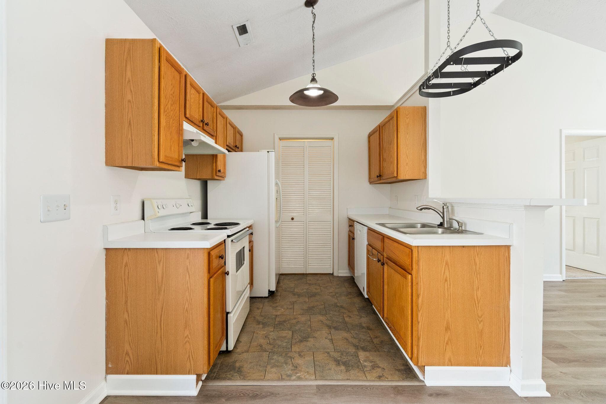 Single Family Residence at 811 Grathwol Drive, Wilmington, NC 28405, photo 12 of 41