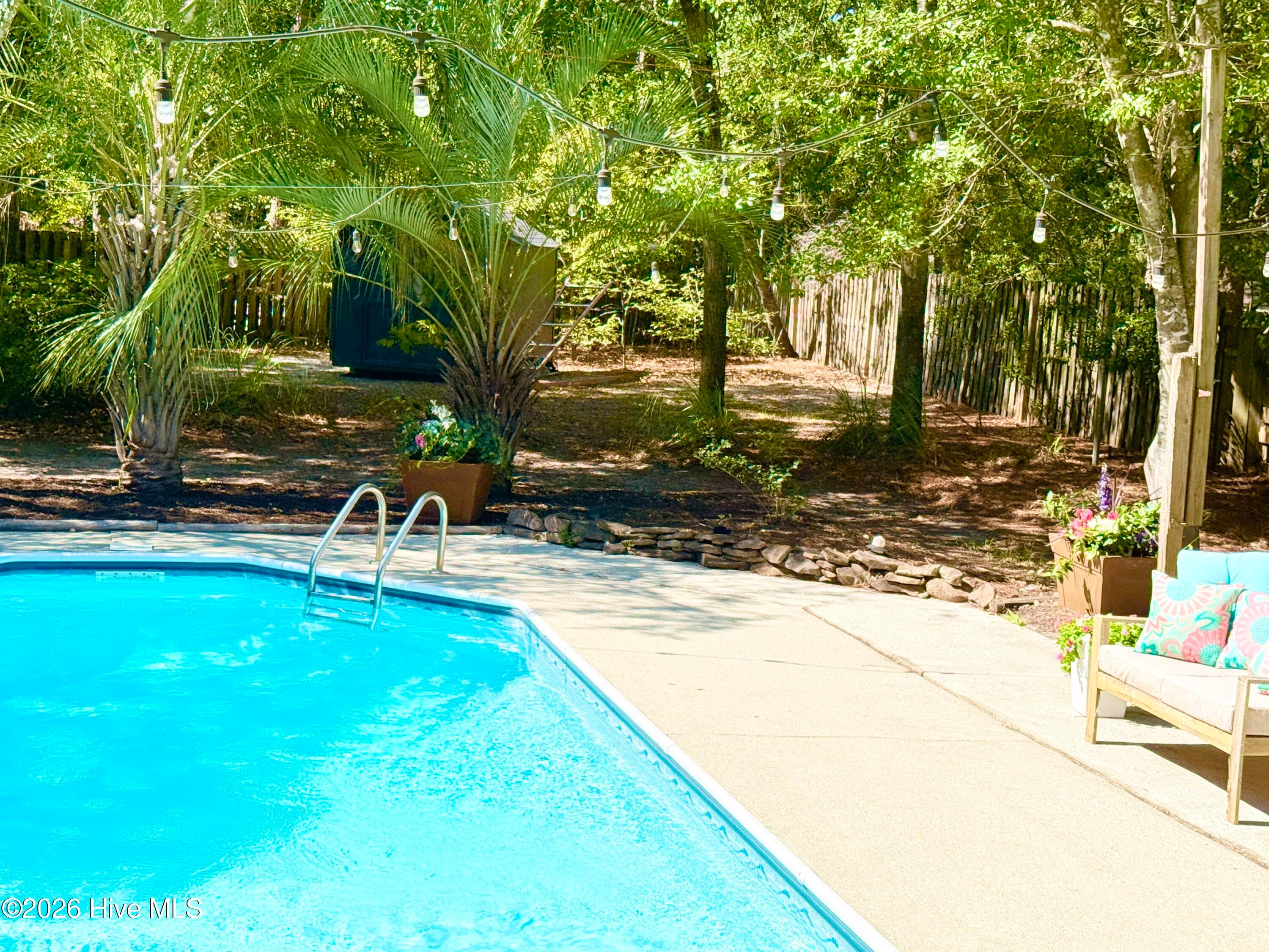 Natural tropical vibe - 1001 Hunting Ridge Road, Wilmington, NC 28412