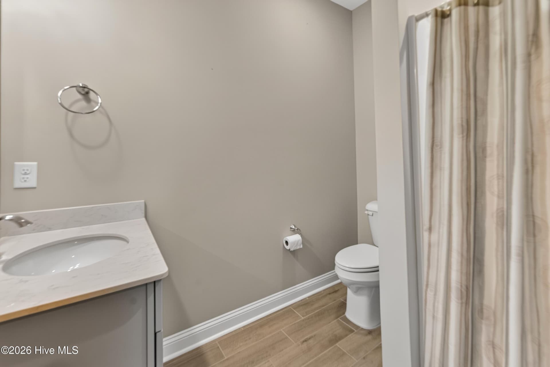 upstairs full bath - 101 Beaumont Circle, Hampstead, NC 28443