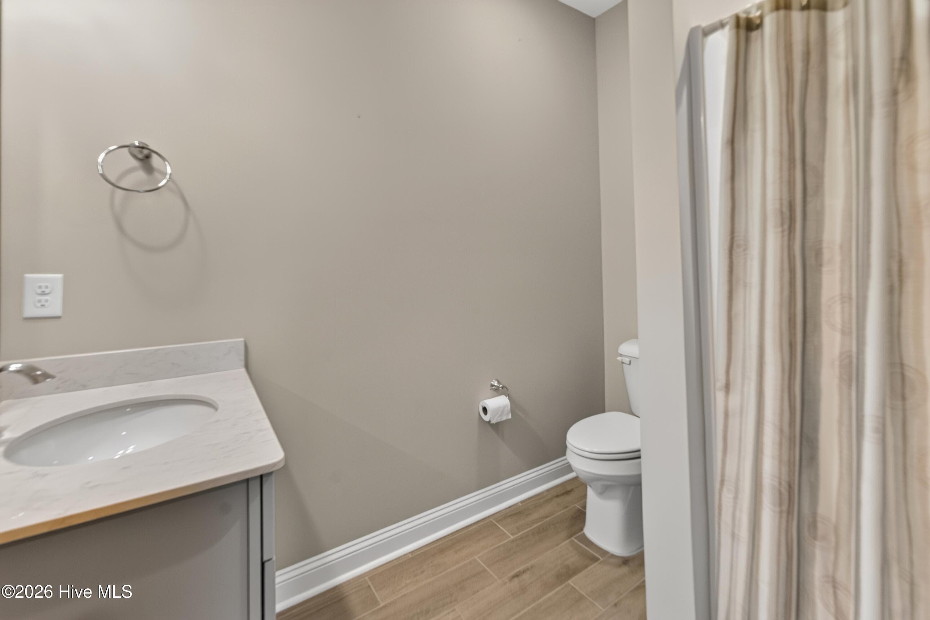 upstairs full bath - 101 Beaumont Circle, Hampstead, NC 28443
