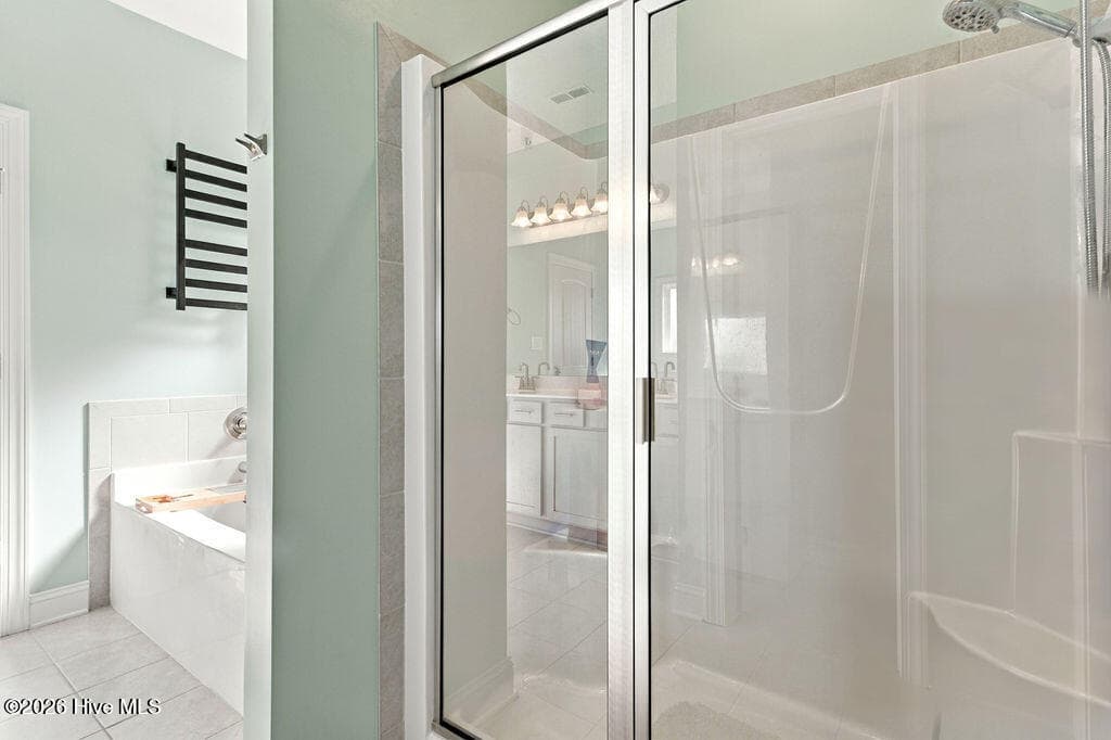 With walk in shower - 2019 Tarpon Trail, New Bern, NC 28562