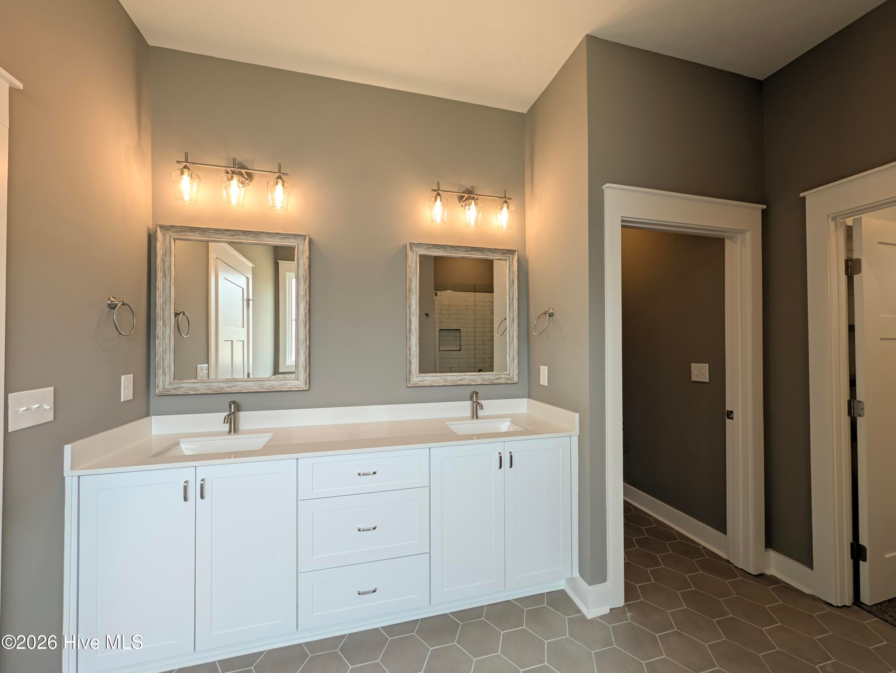 Dual-Vanity w/Decorative Lighting - 10382 Helmsdale Drive, Aiken, SC 29803