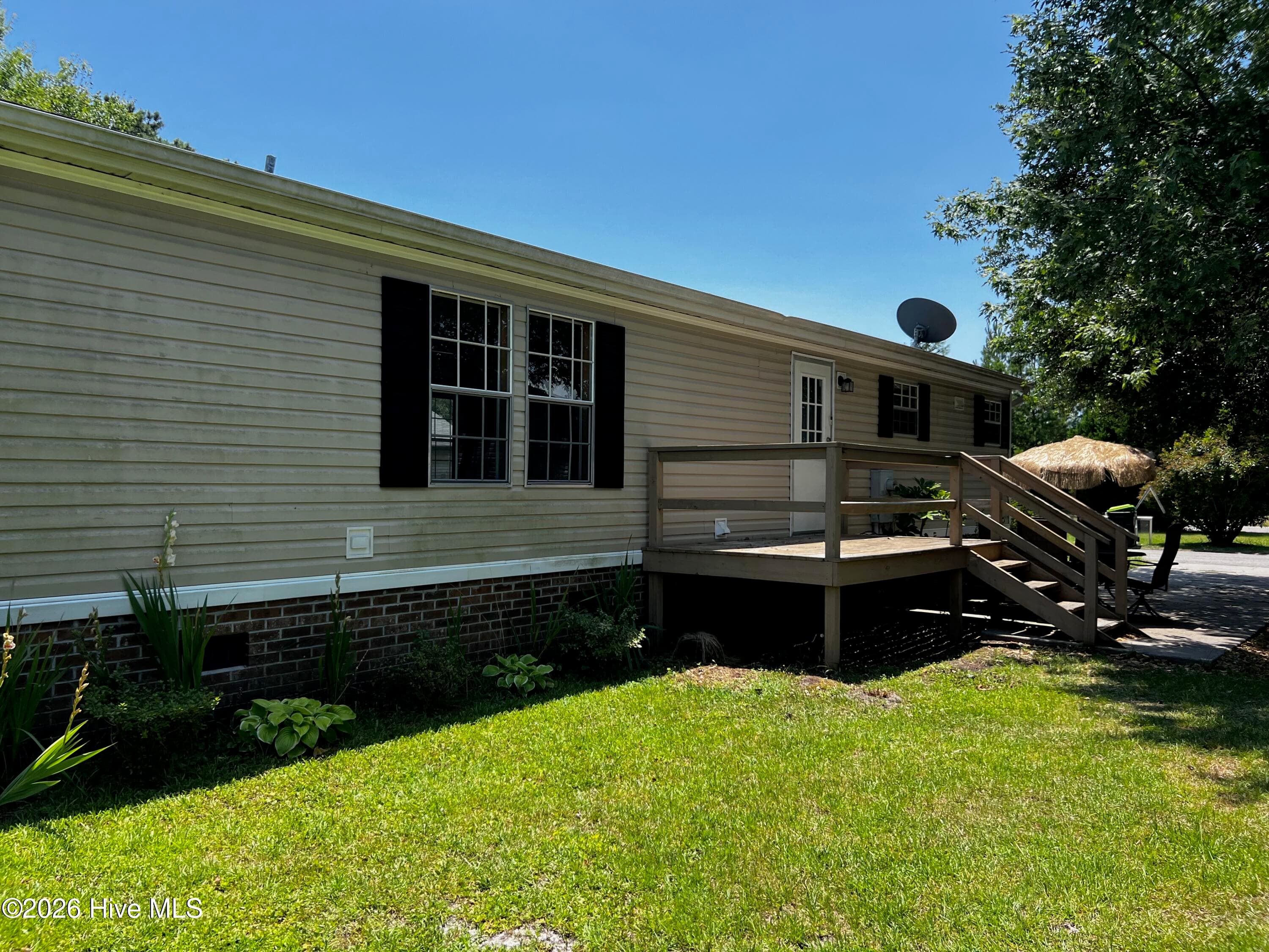 Manufactured Home at 907 Kontiki Court, Hampstead, NC 28443, photo 2 of 14