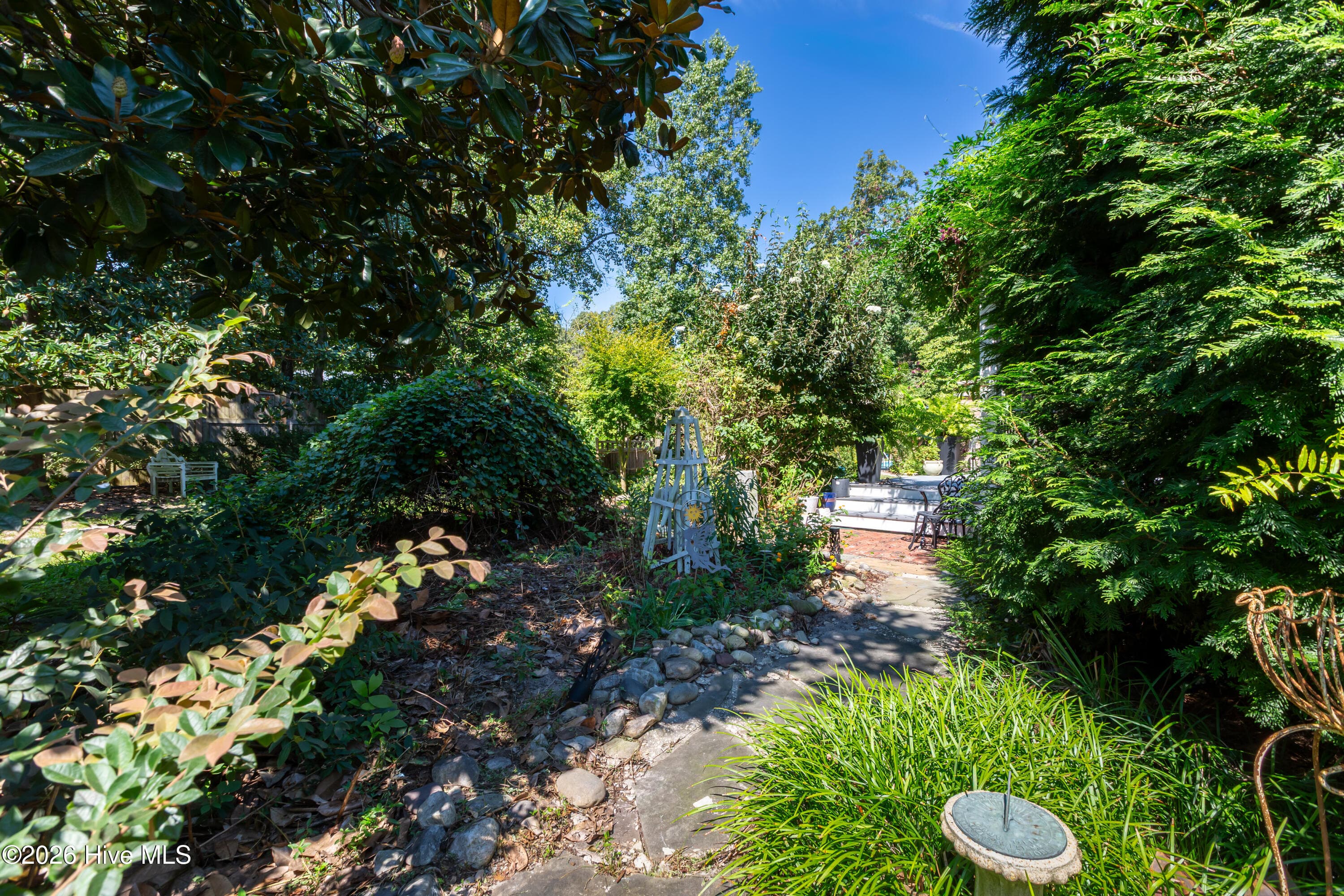 Beautiful gardens - 2417 Oakview Drive, New Bern, NC 28562