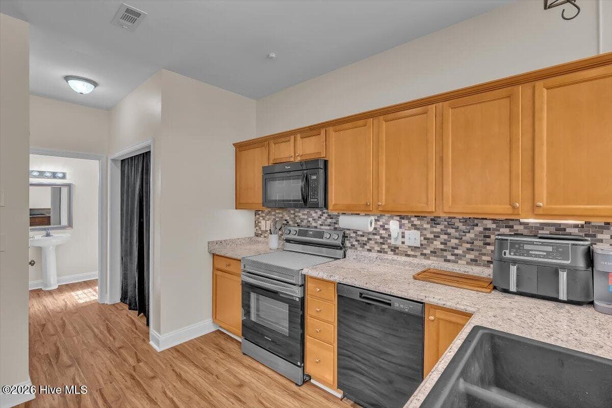 Single Family Residence at 118 Crooked Run Drive, New Bern, NC 28560, photo 15 of 49