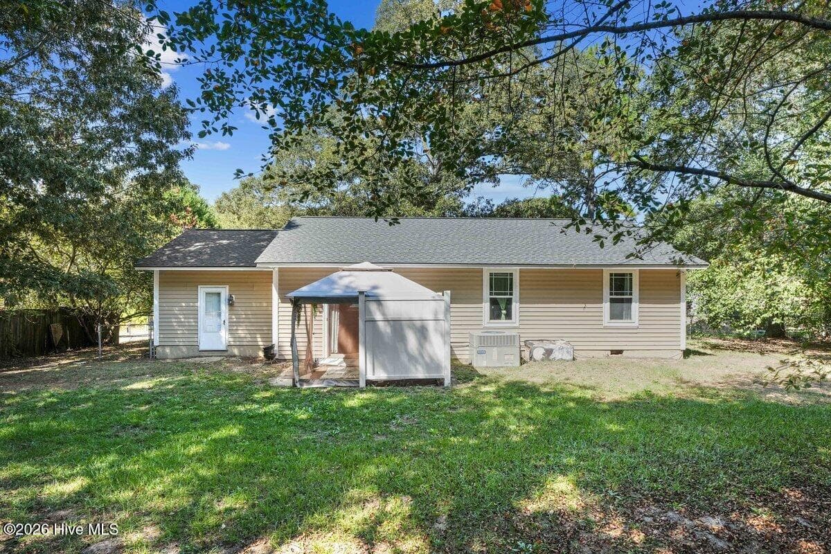 Single Family Residence at 111 Lakehurst Drive, Dudley, NC 28333, photo 9 of 49