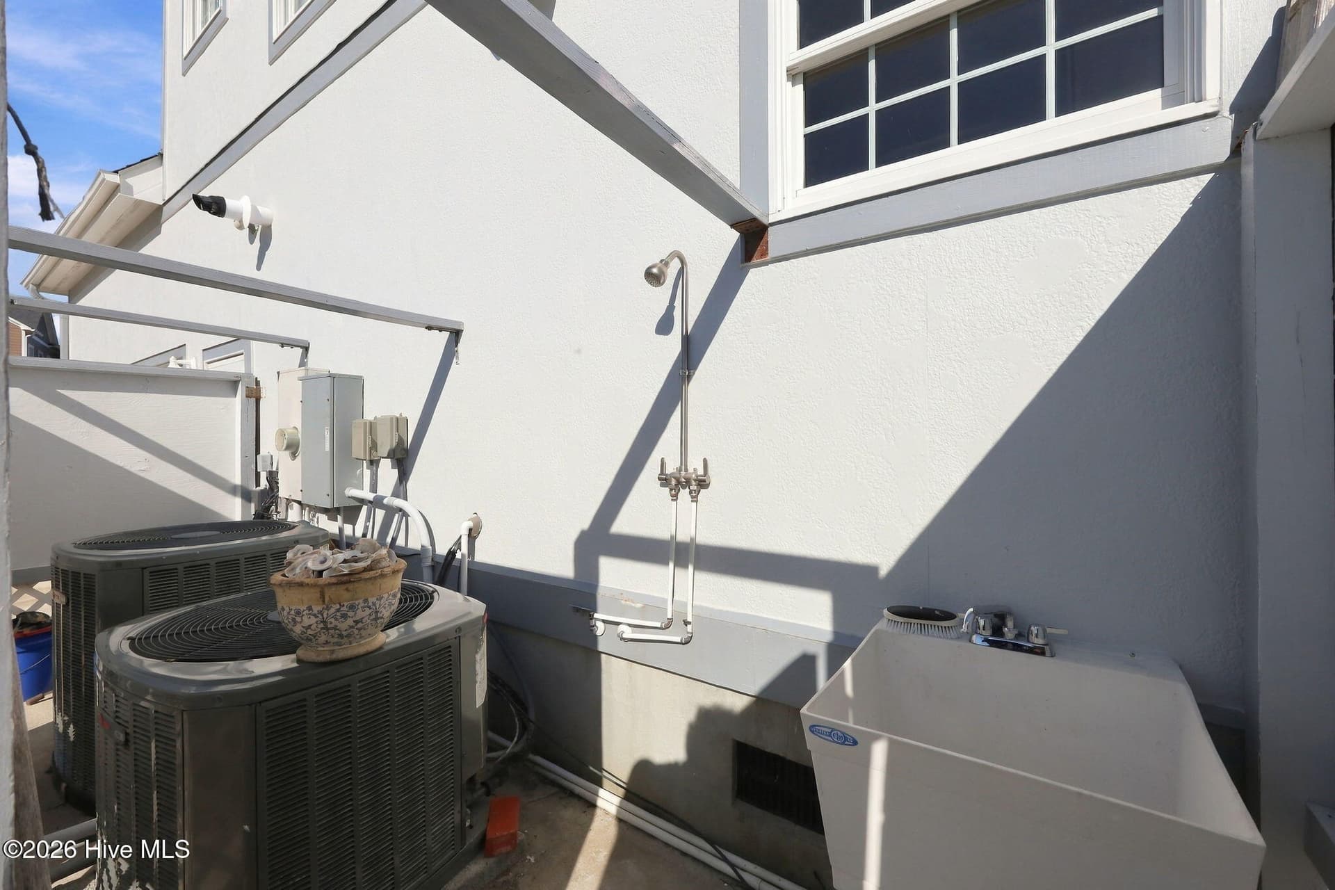outdoor shower and sink - 105 Magens Court W, Cedar Point, NC 28584