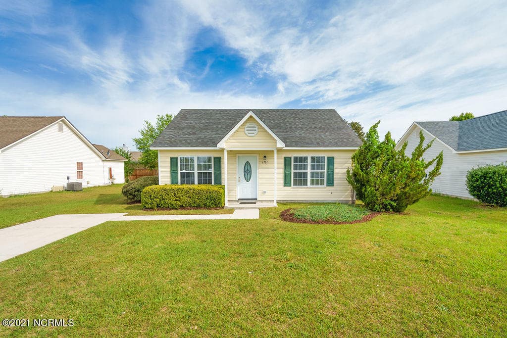 Single Family Residence at 6701 Alamosa Drive, Wilmington, NC 28411, photo 2 of 46