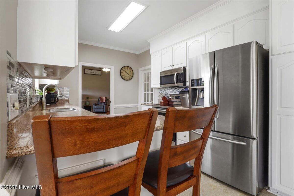Fridge, oven, microwave - 105 Pointe Drive, La Grange, NC 28551