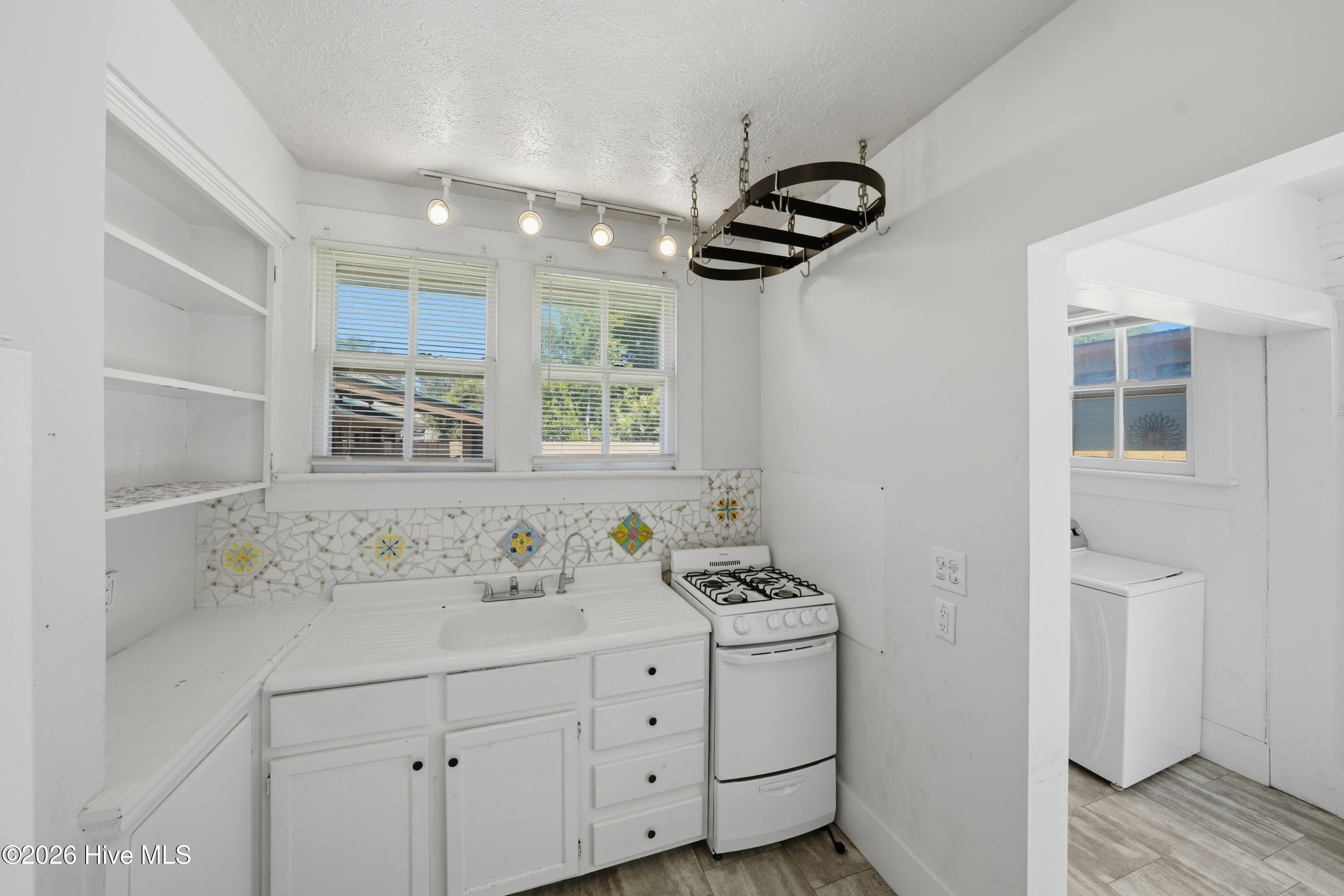 Single Family Residence at 2055 Washington Street, Wilmington, NC 28401, photo 8 of 28
