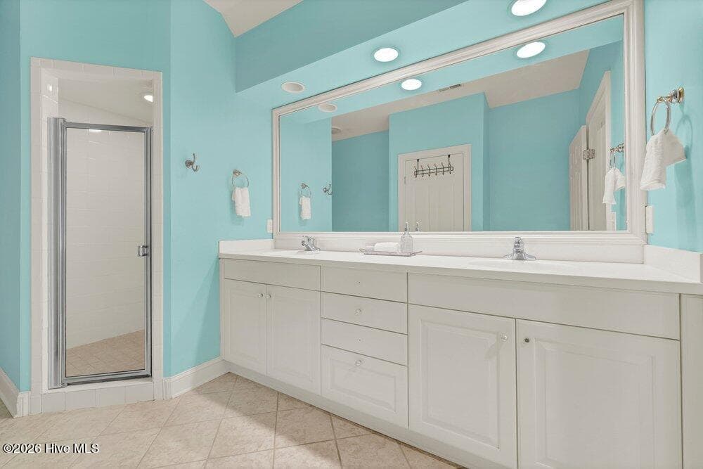 Upstairs full bath - 1609 Dijon Drive, Wilmington, NC 28405