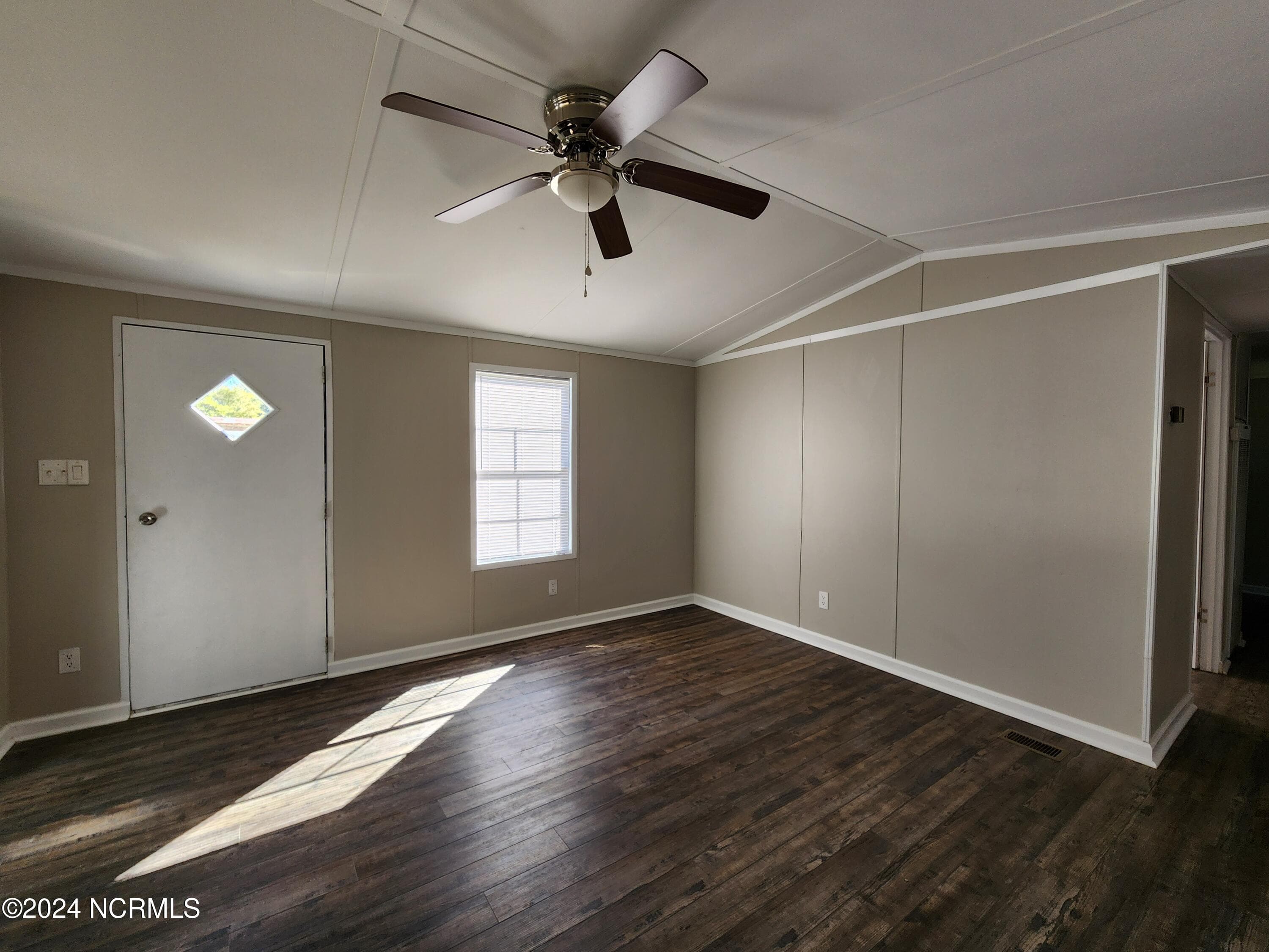 Manufactured Home at 15 Marlette Street, Hubert, NC 28539, photo 4 of 20