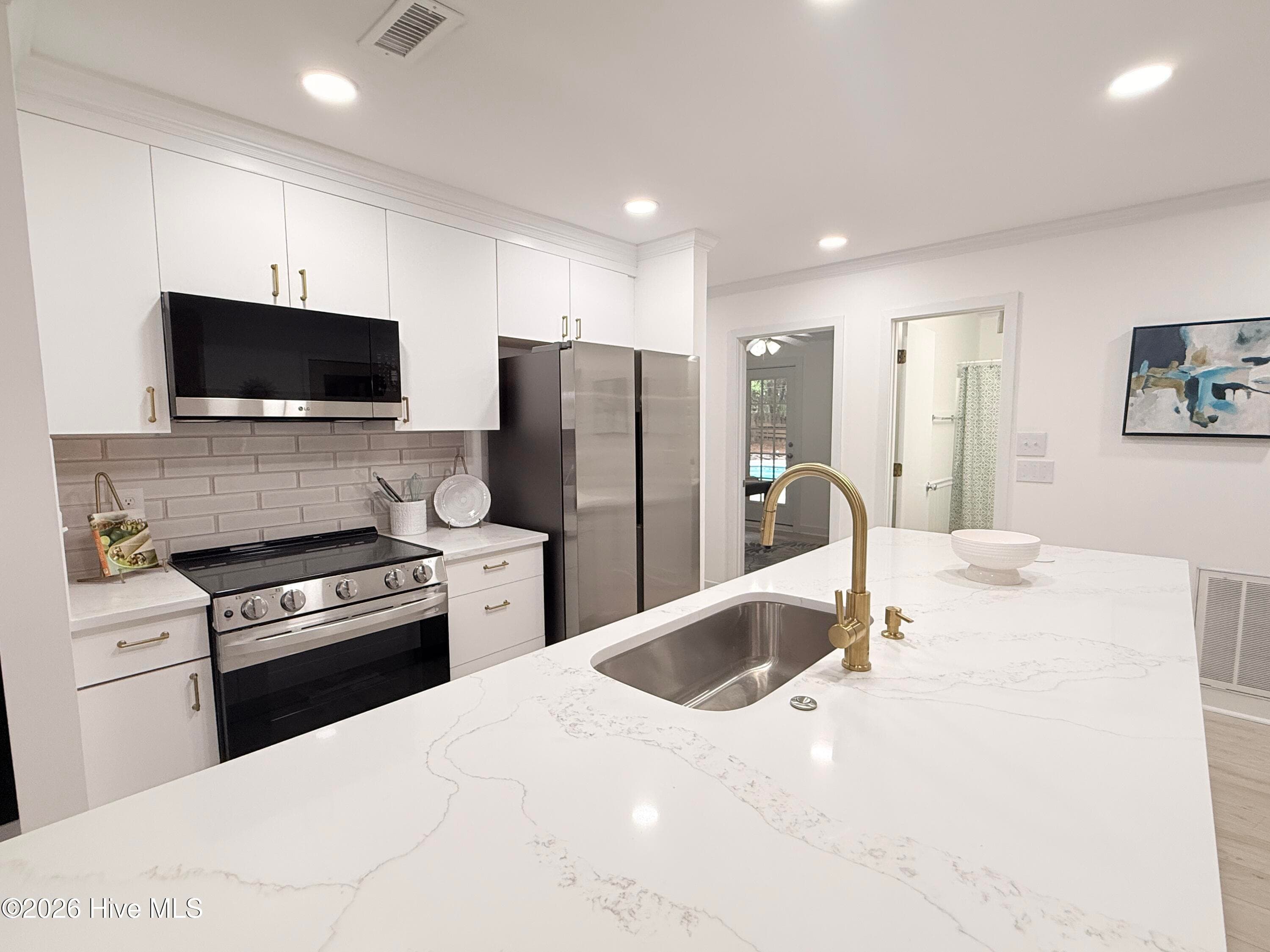 Gold accents make this kitchen stand out!! - 1001 Hunting Ridge Road, Wilmington, NC 28412