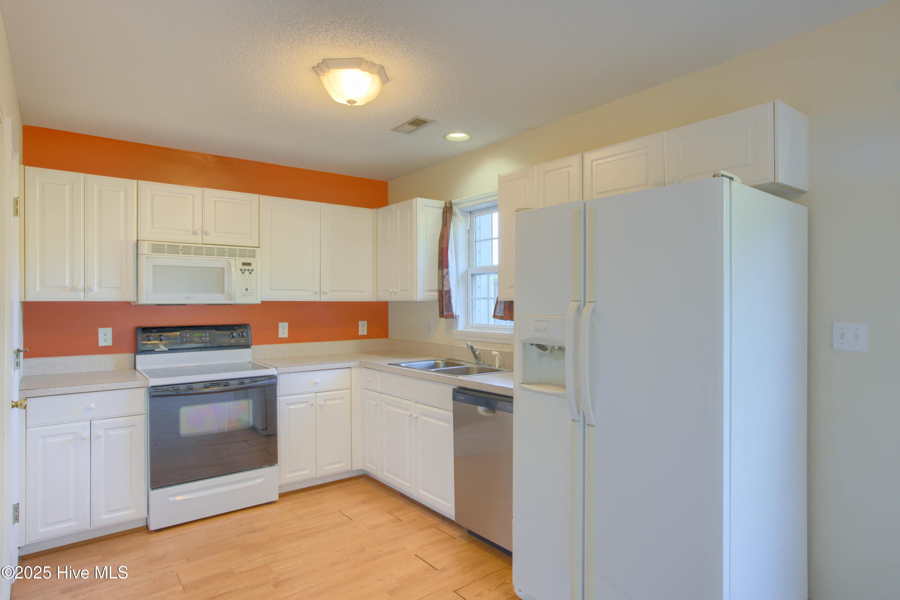 Townhouse at 113 Tillett Lane, Sneads Ferry, NC 28460, photo 10 of 29