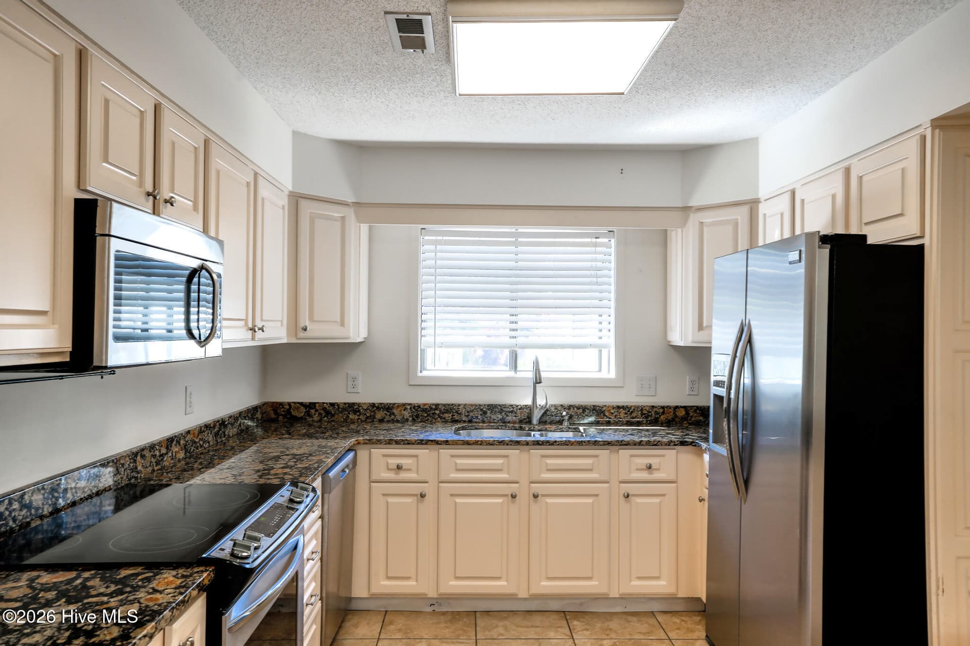 Townhouse at 211 Inland Greens Circle, Wilmington, NC 28405, photo 12 of 114