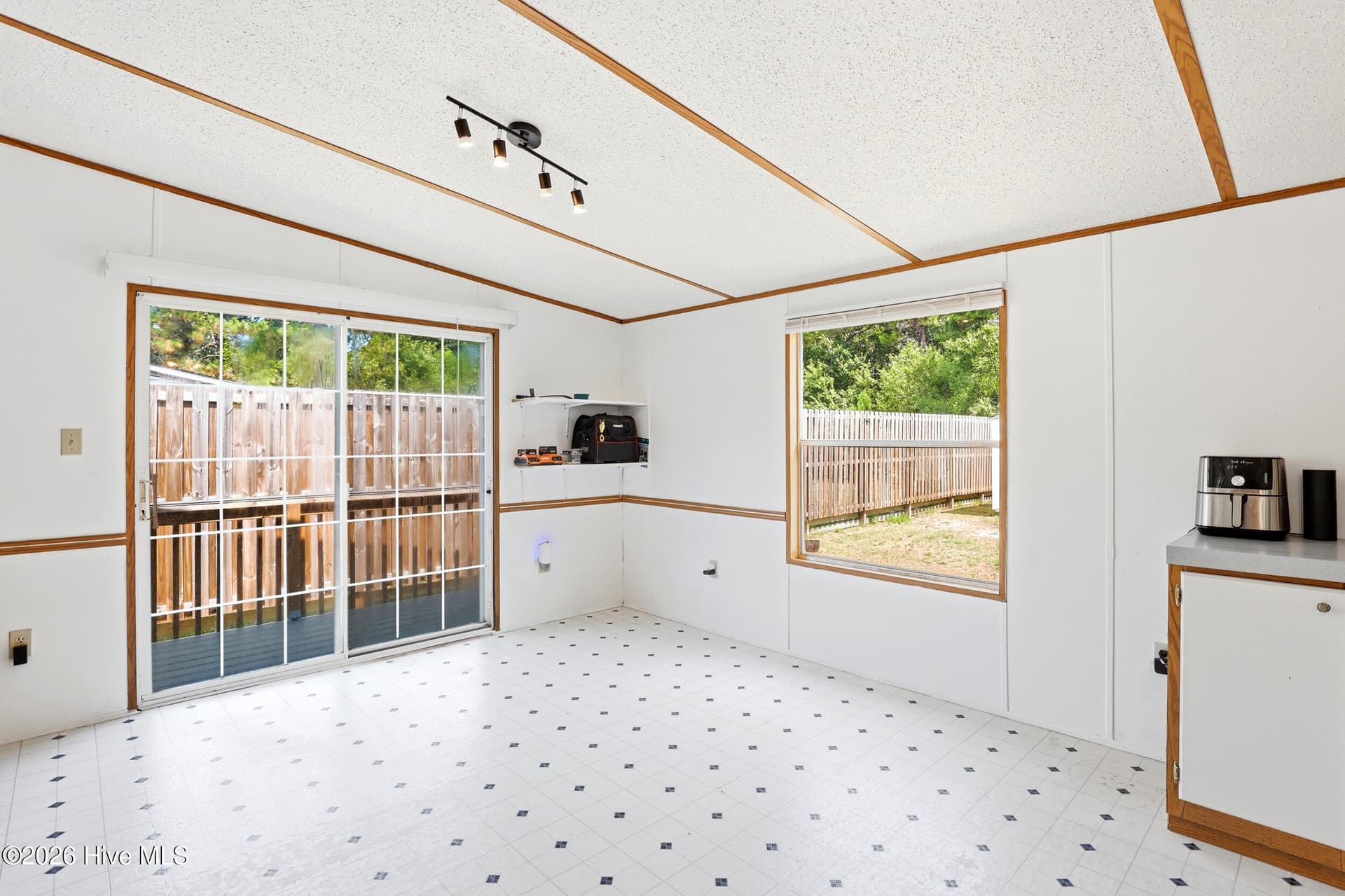 Manufactured Home at 709 Inlet Acres Drive, Wilmington, NC 28412, photo 12 of 44