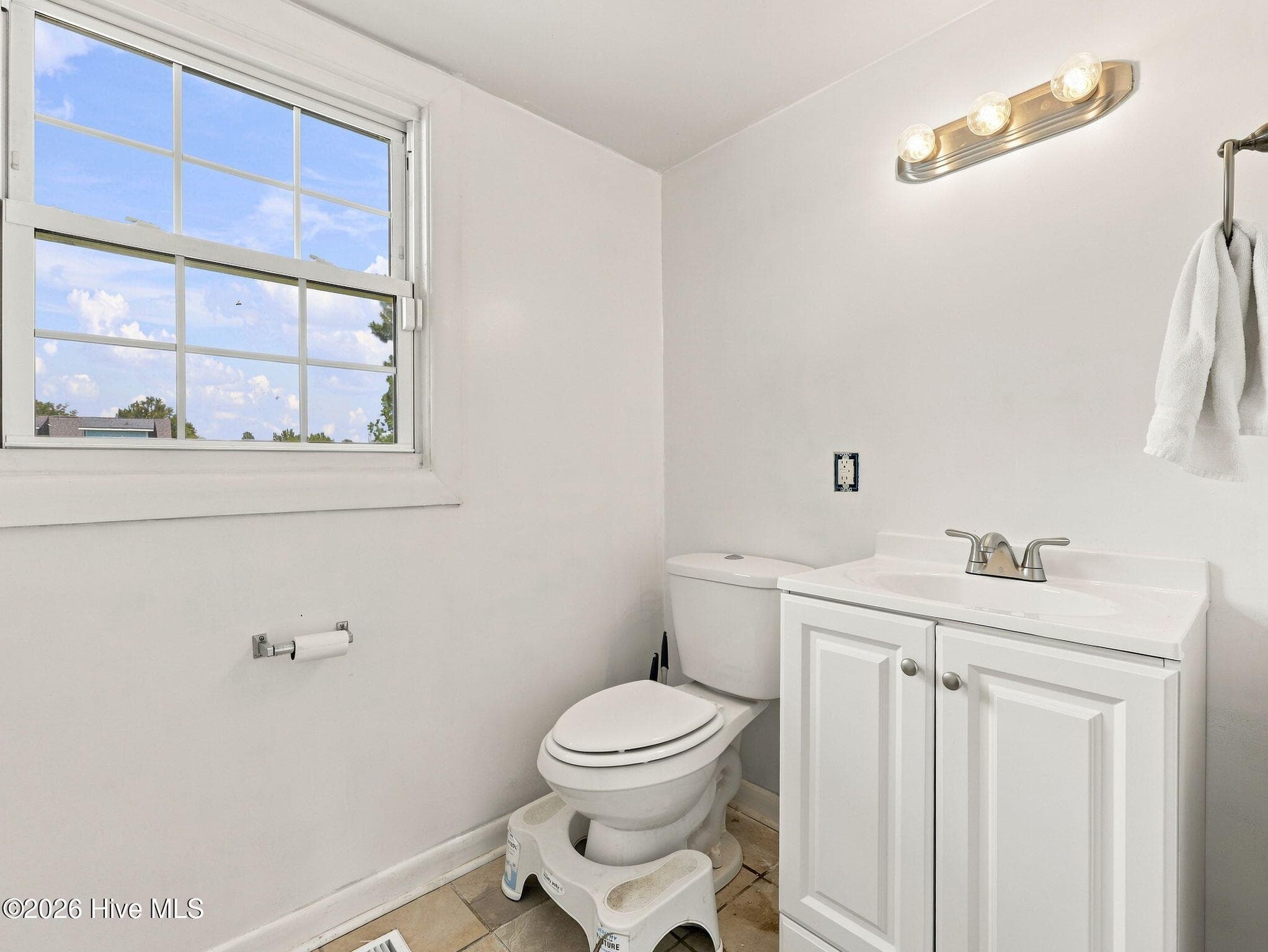 Single Family Residence at 407 Brynn Marr Road, Jacksonville, NC 28546, photo 12 of 49