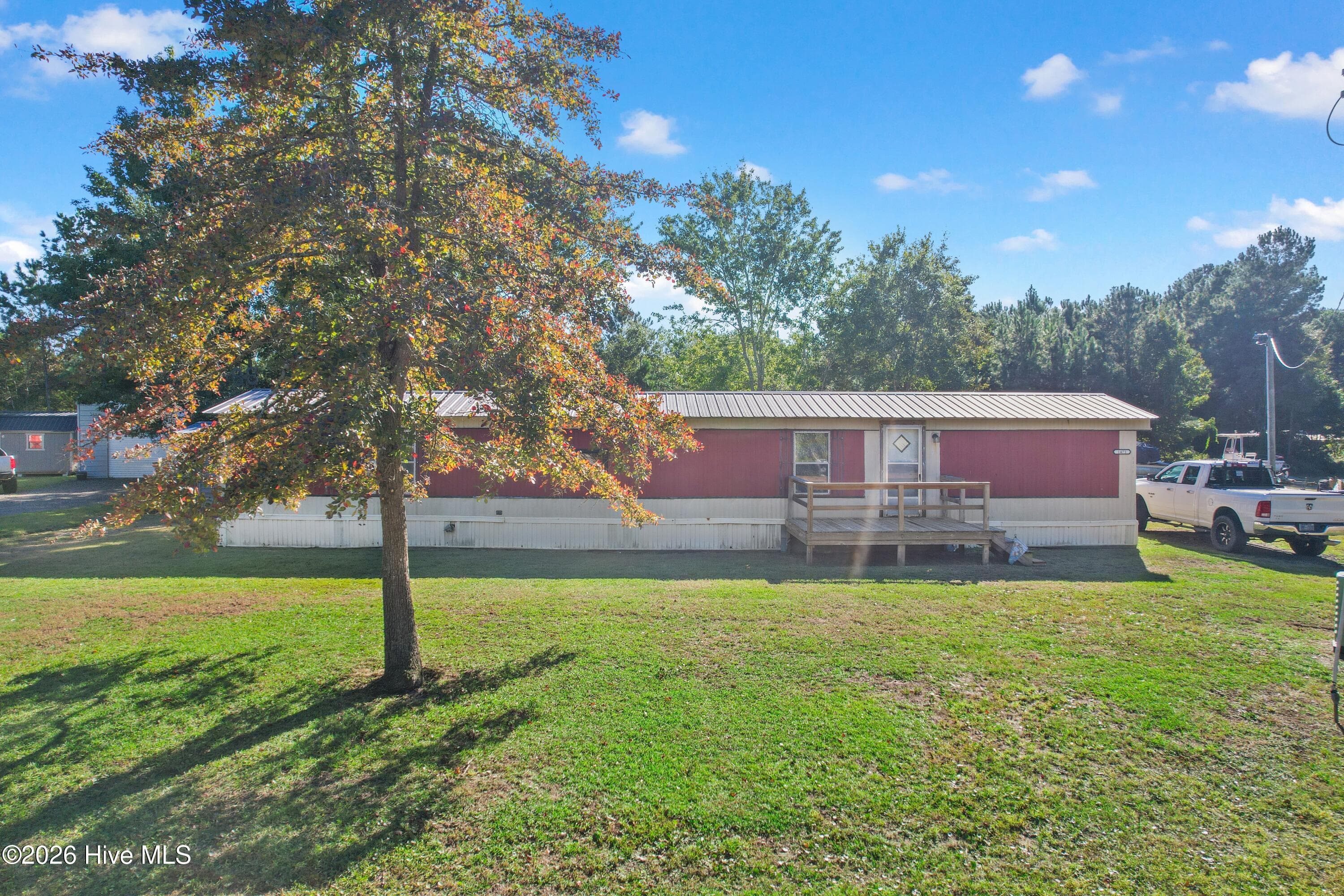 Manufactured Home at 1471 Pine Tree Circle SW, Supply, NC 28462, photo 2 of 23