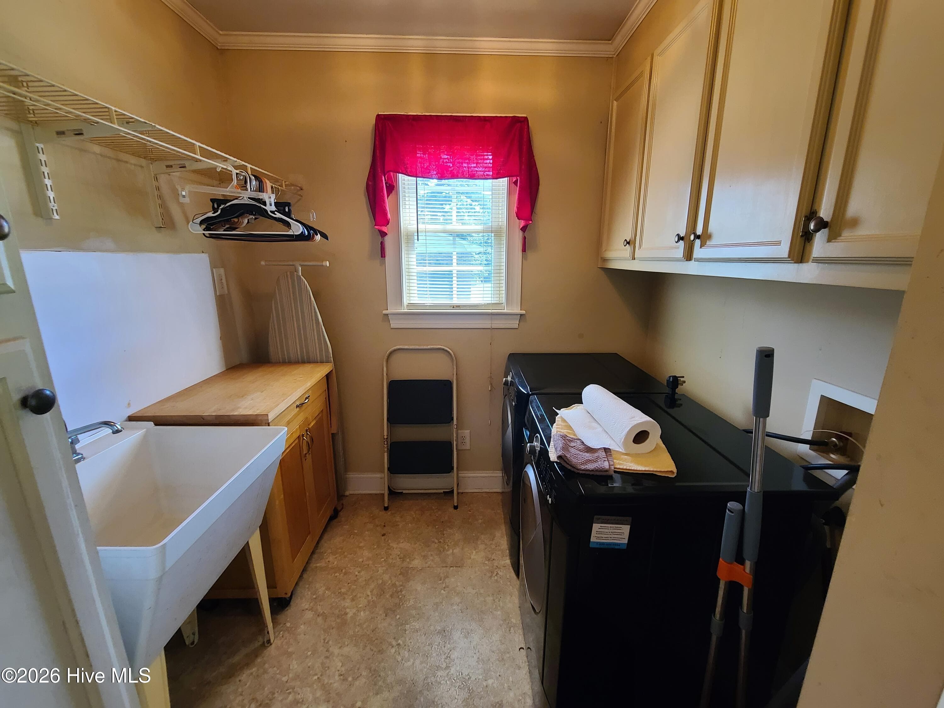 Laundry - 569 Central Avenue, Kinston, NC 28504