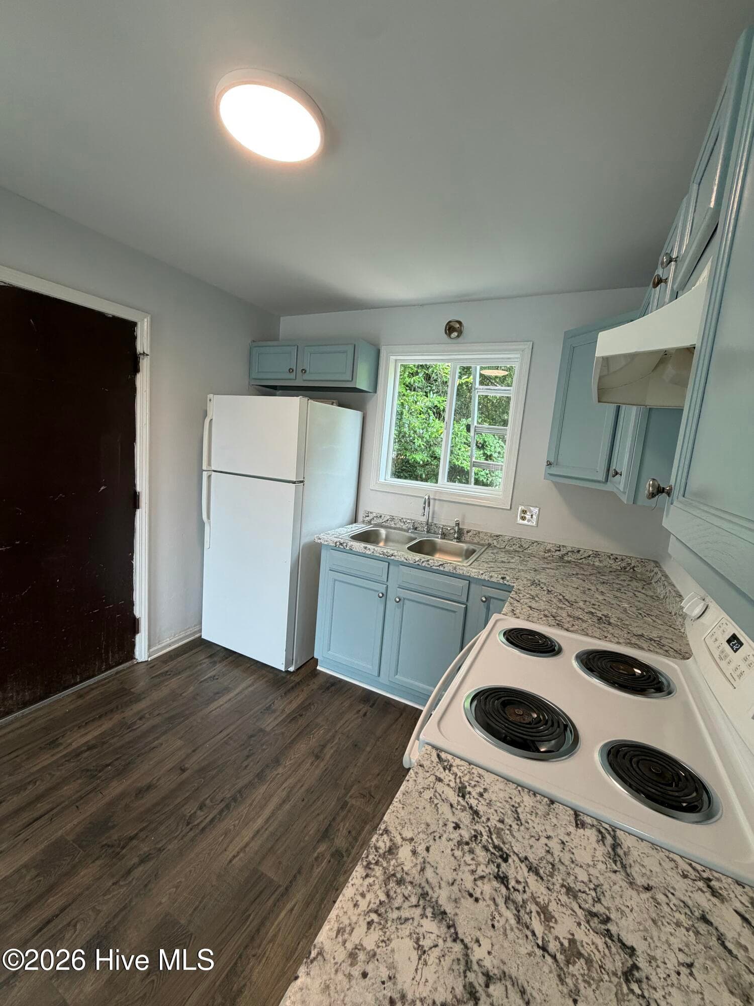 Single Family Residence at 1015 Queen Street, Wilmington, NC 28401, photo 6 of 9