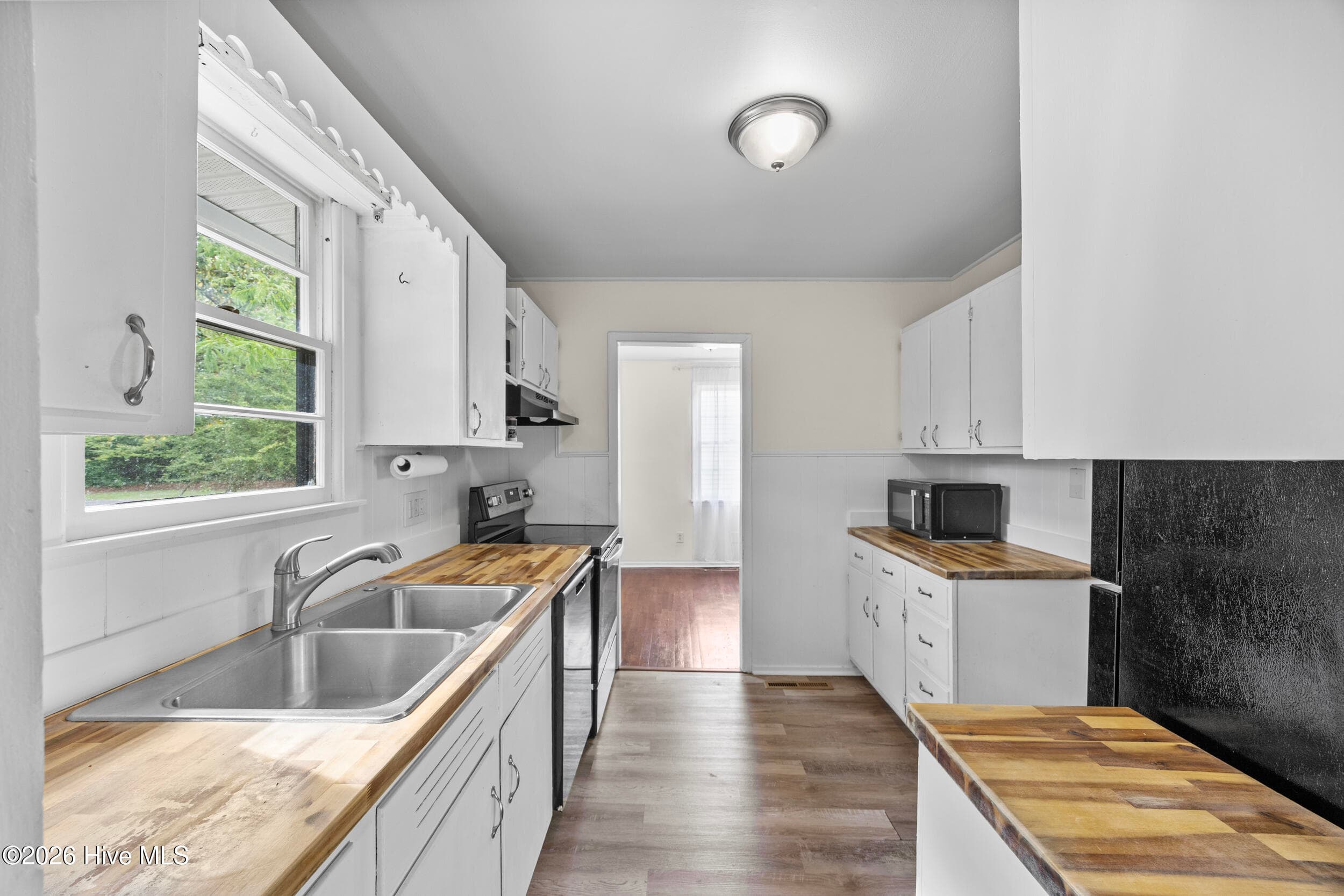 updated kitchen - 530 Oak Lane, Jacksonville, NC 28540