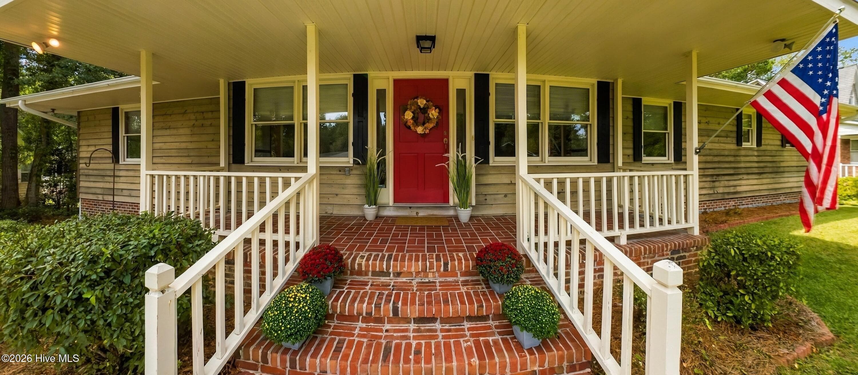 Single Family Residence at 306 Shore Point Drive, Wilmington, NC 28411, photo 4 of 86
