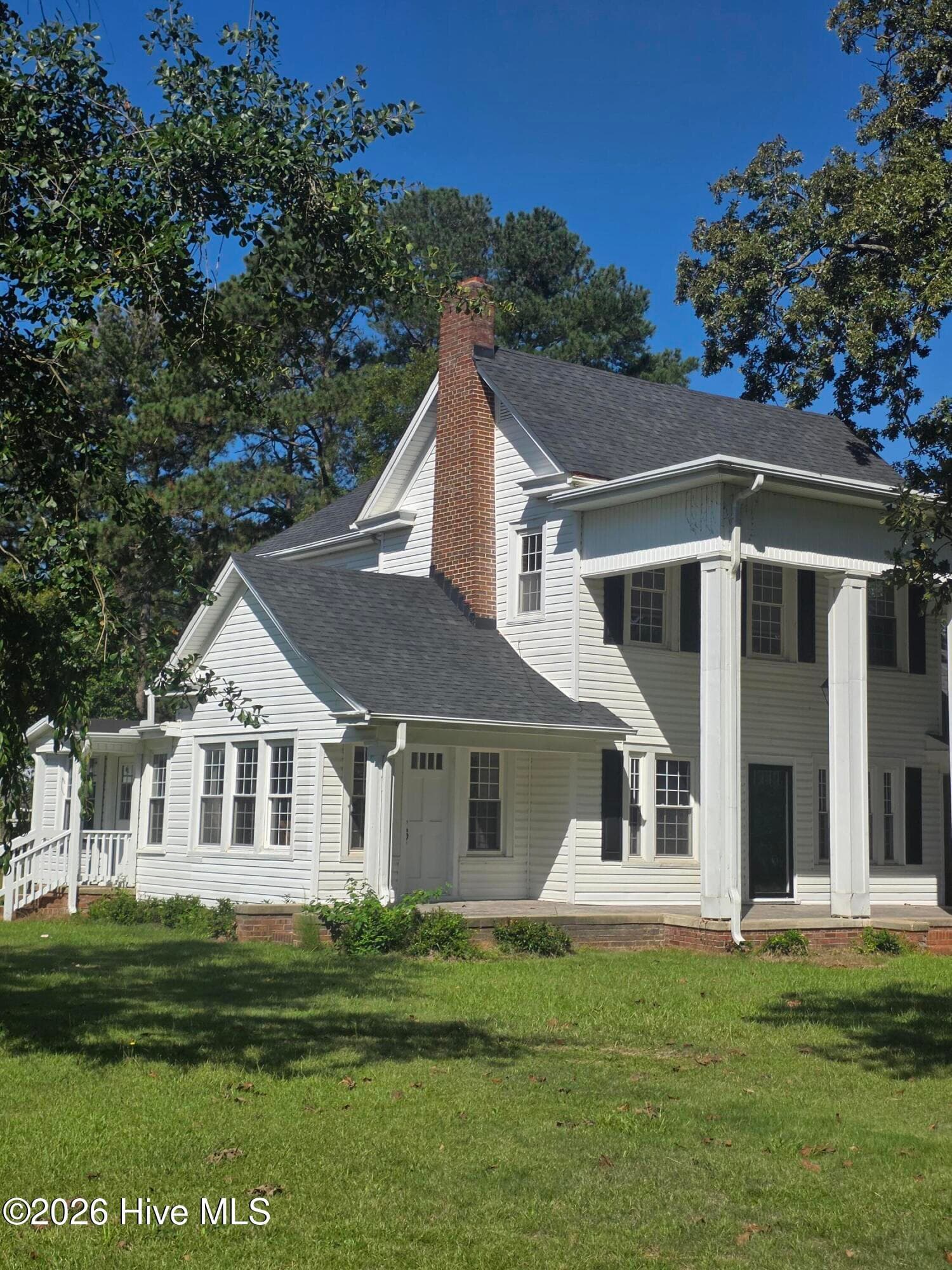 Single Family Residence at 107 N Broad Street, Roseboro, NC 28382, photo 2 of 4