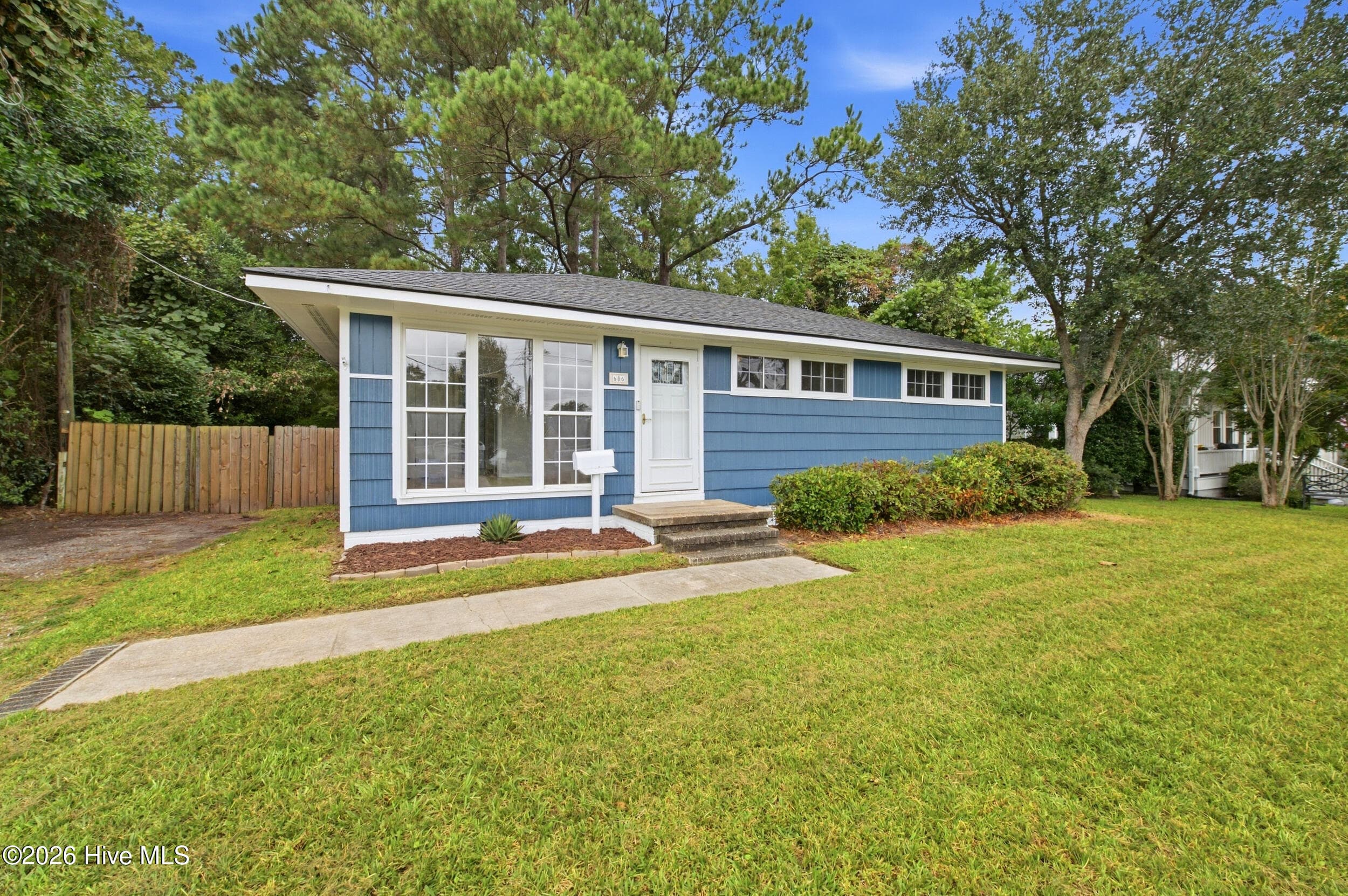 Single Family Residence at 606 Rosemont Avenue, Wilmington, NC 28403, photo 4 of 48