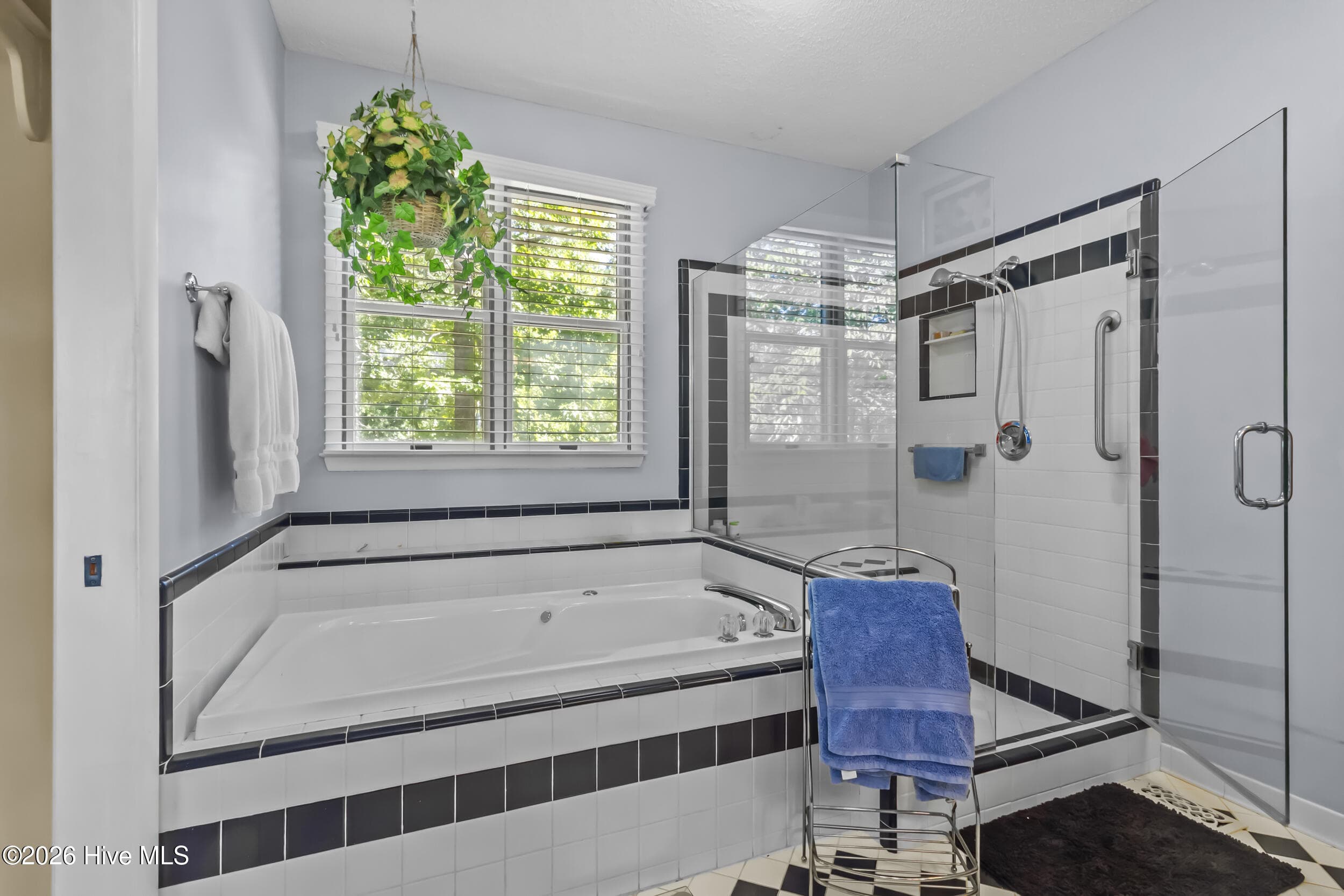 Owners Bathroom - 3306 Peppercorn Road, New Bern, NC 28562