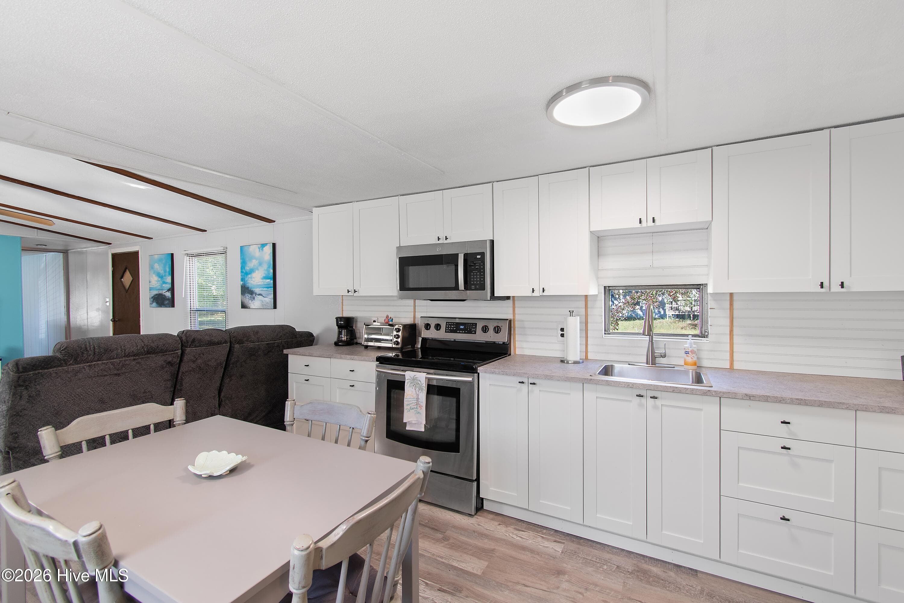 Manufactured Home at 1471 Pine Tree Circle SW, Supply, NC 28462, photo 10 of 23