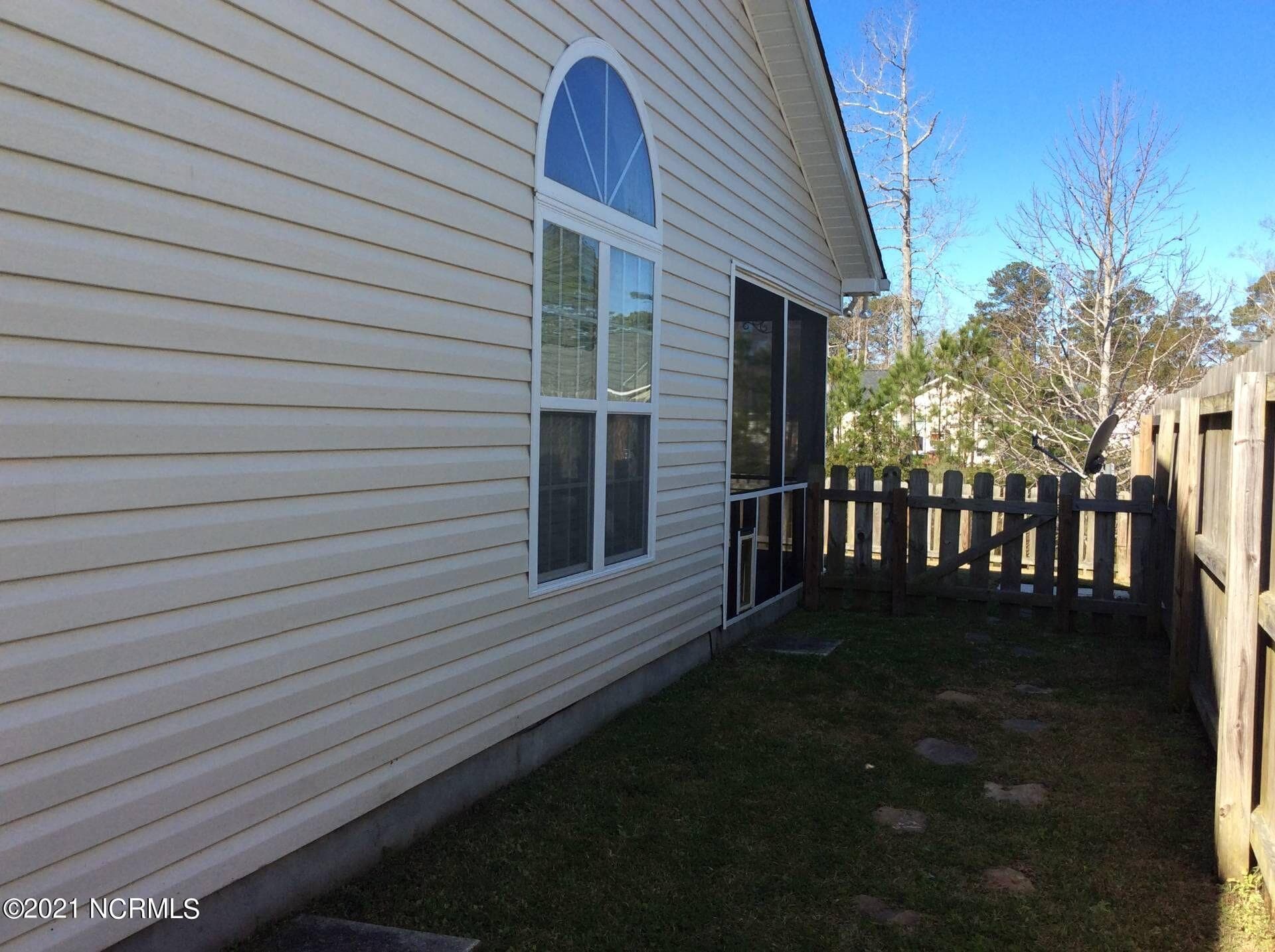 Single Family Residence at 105 Lakeside Green Drive, New Bern, NC 28560, photo 31 of 32