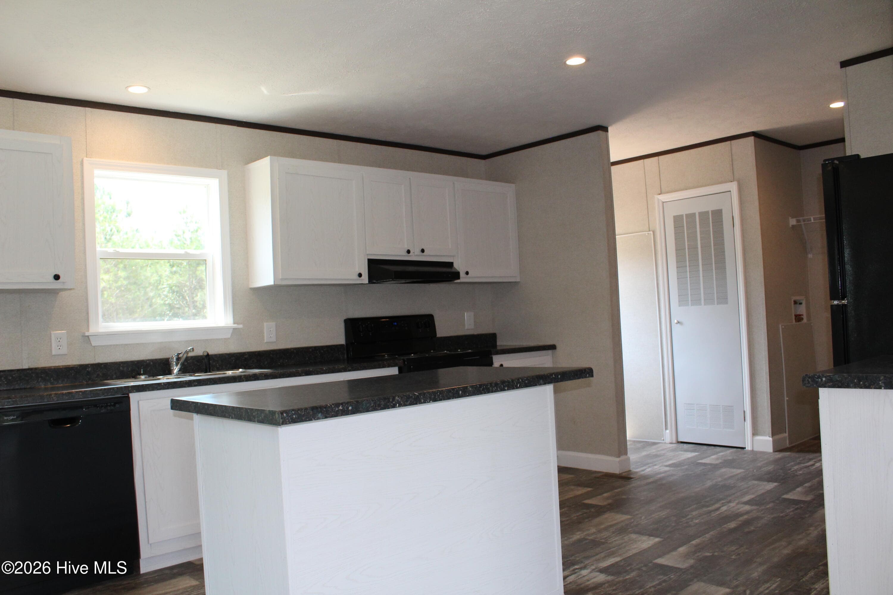 Manufactured Home at 944 Blind Bridge Road, Magnolia, NC 28453, photo 4 of 17