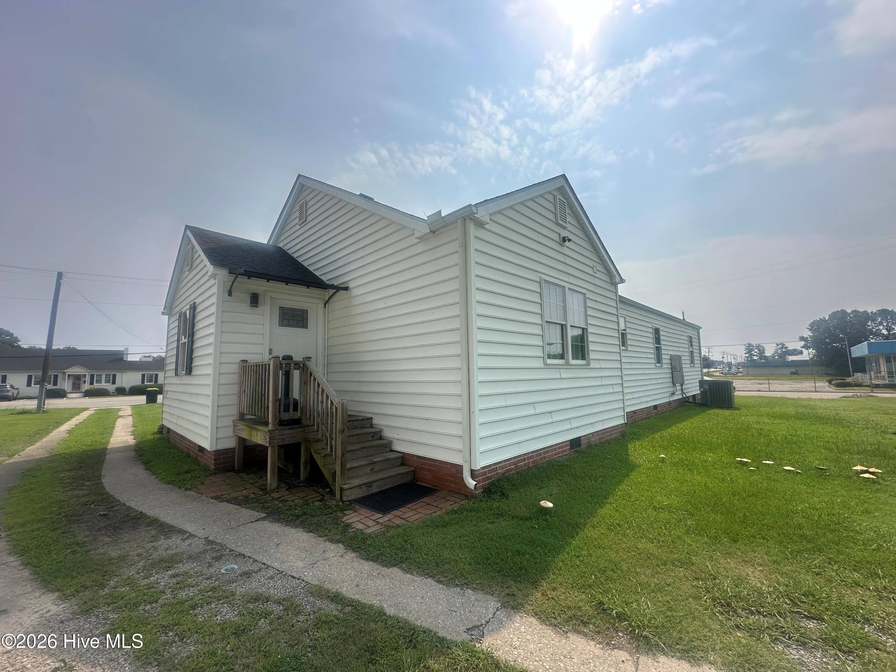 Single Family Residence at 622 E Memorial Drive, Ahoskie, NC 27910, photo 5 of 25