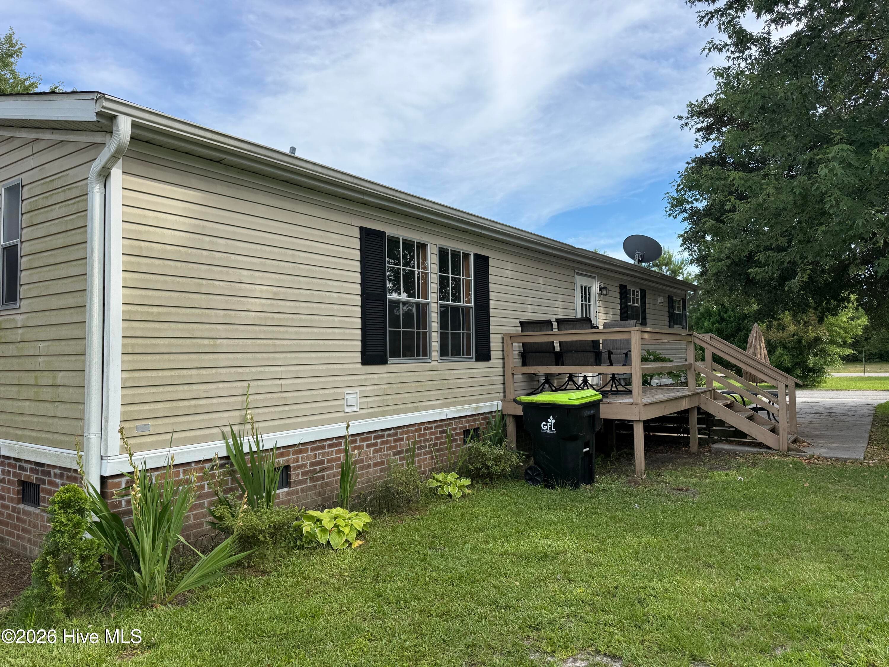 Manufactured Home at 907 Kontiki Court, Hampstead, NC 28443, photo 3 of 14
